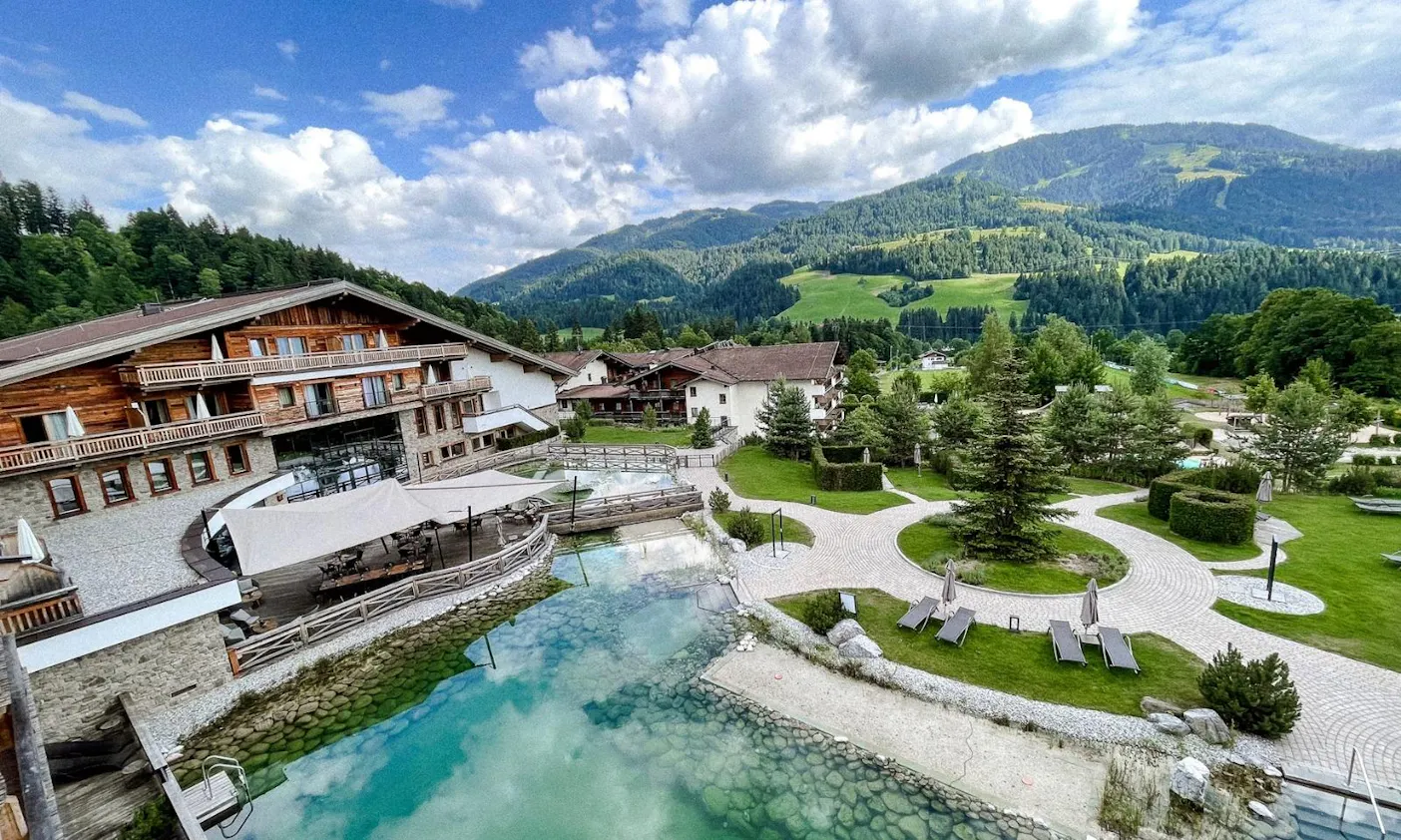Kaiserlodge am Wilden Kaiser mit Hund