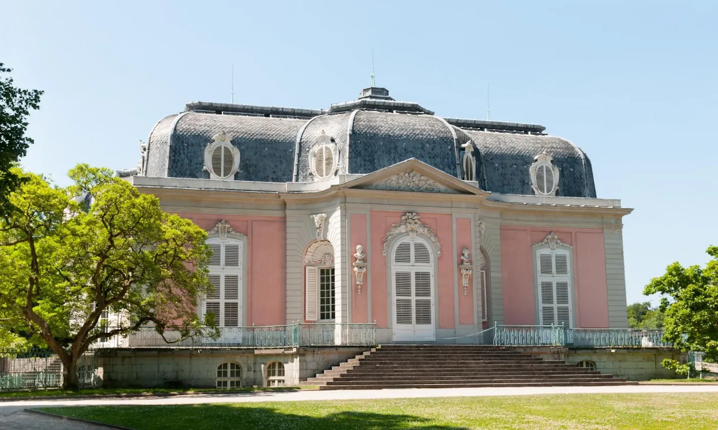 Schloss Benrath mit Hund