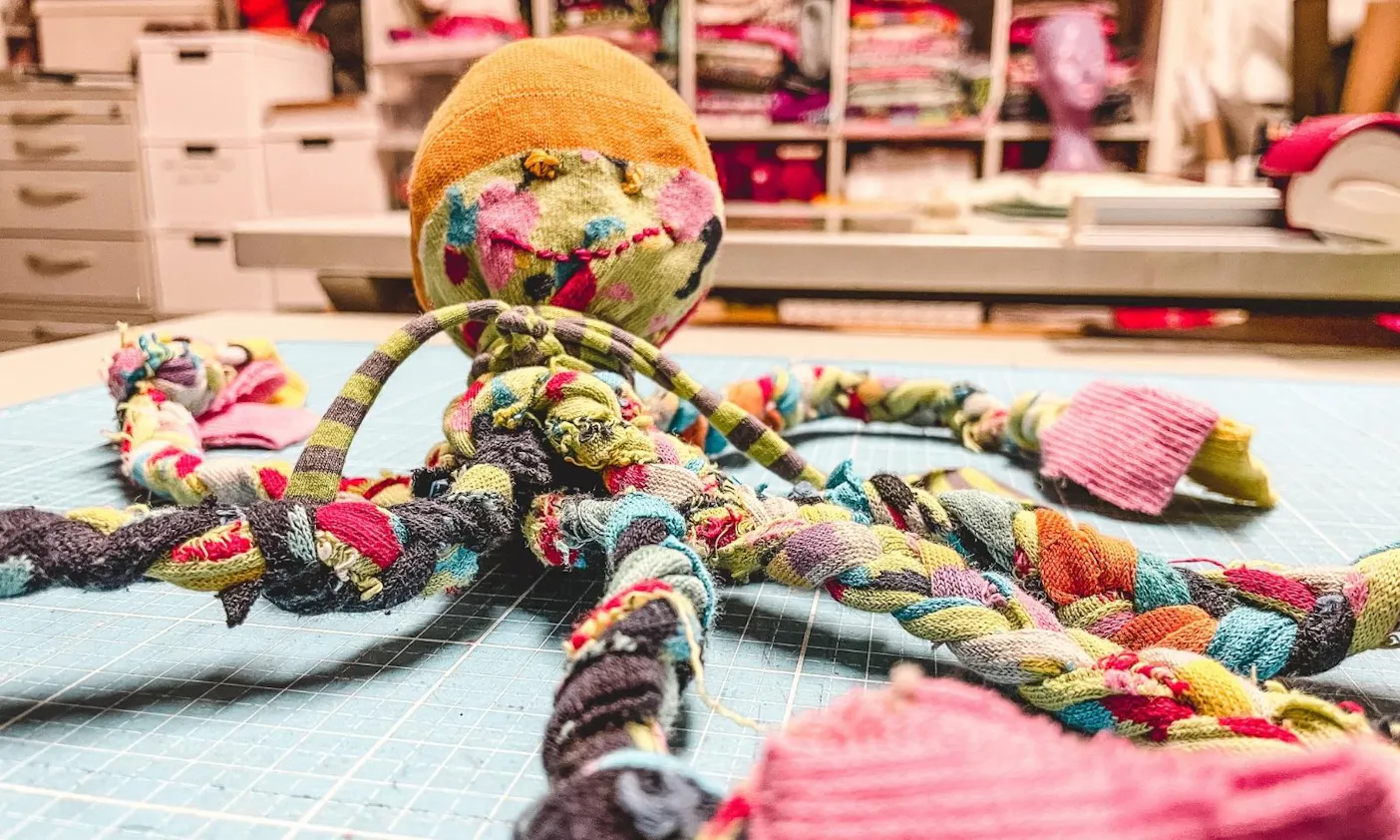 Hundespielzeug aus alten Socken basteln: Die Socken-Krake für Hunde