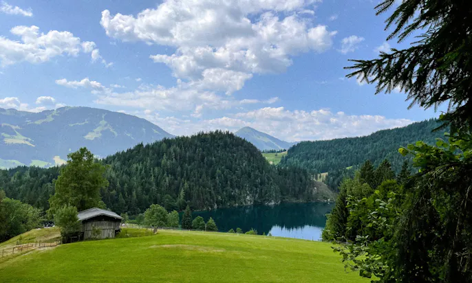 Hintersteiner See am Wilden Kaiser mit Hund