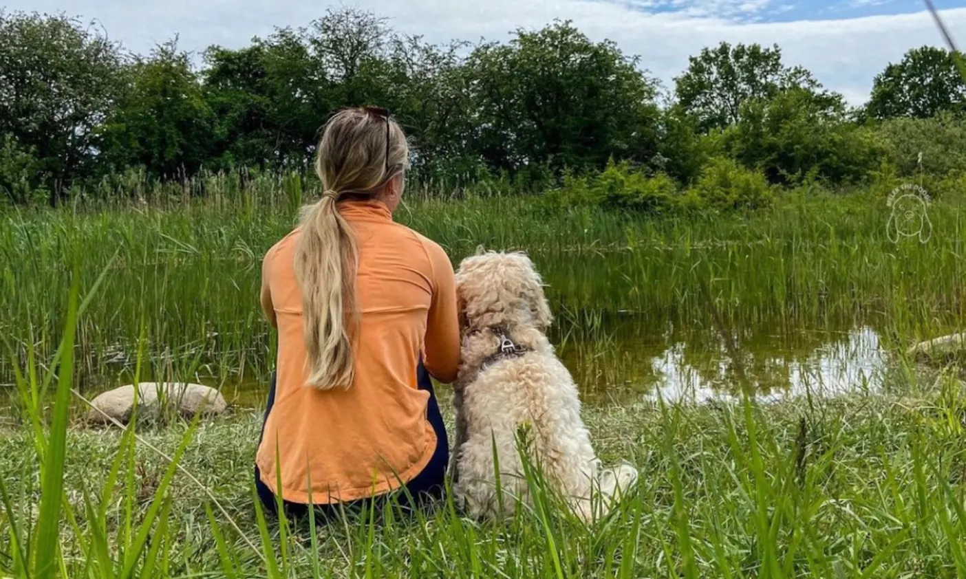 Tollerdoodle mit Besitzerin Cecilie in Dänemark