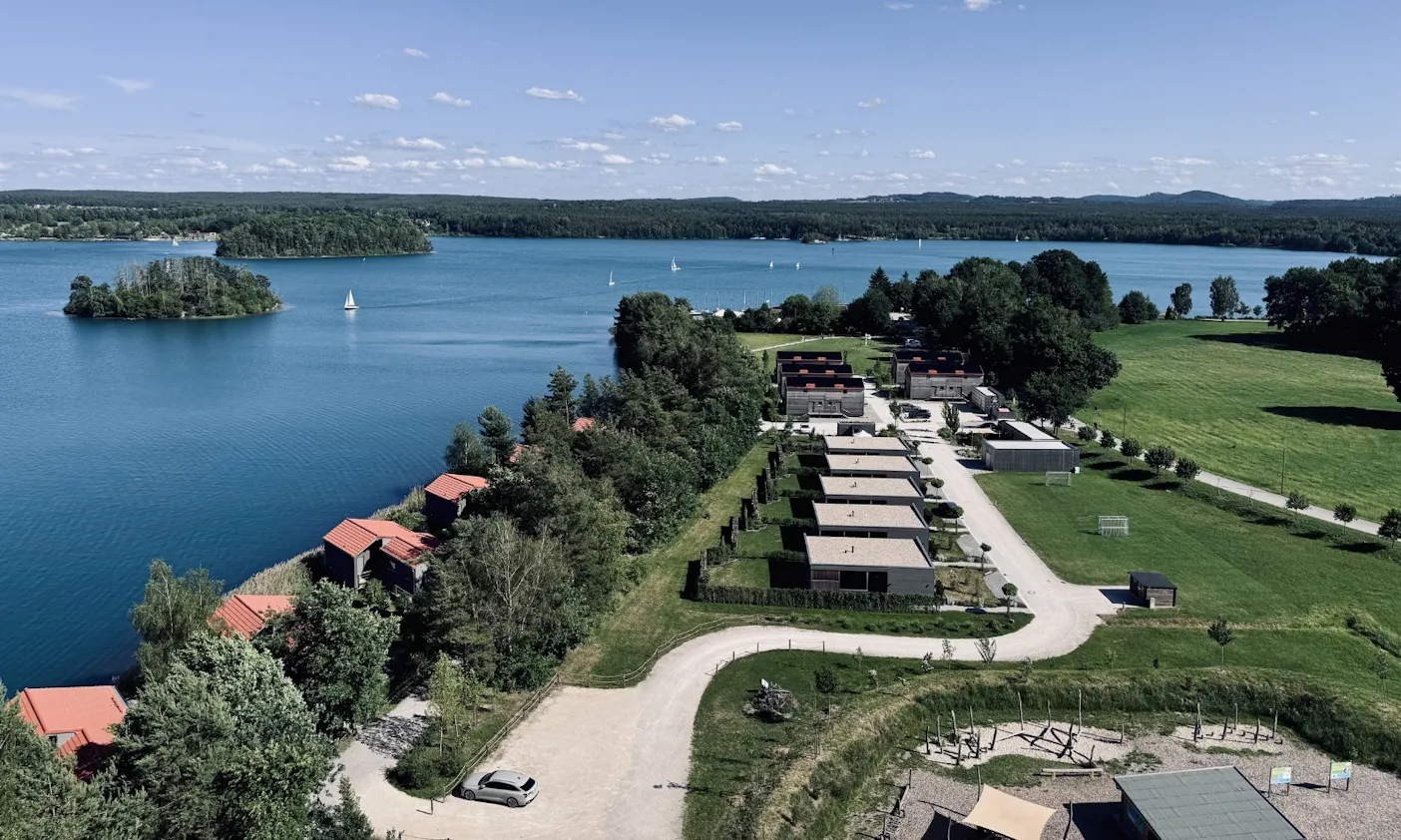Drohnenaufnahme vom Chalet am Steinberger See in Bayern