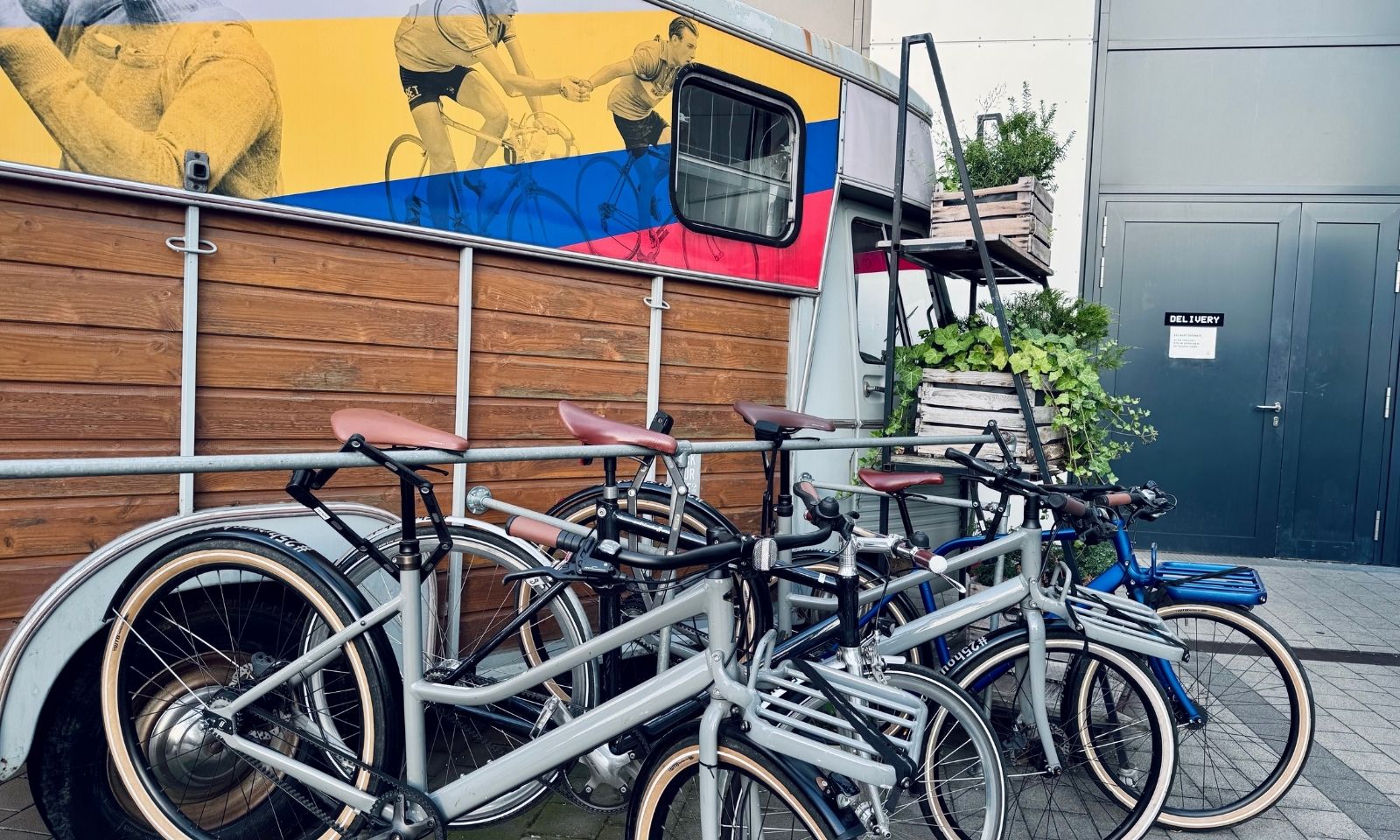 Fahrradständer vor dem 25hours Hotel in Düsseldorf