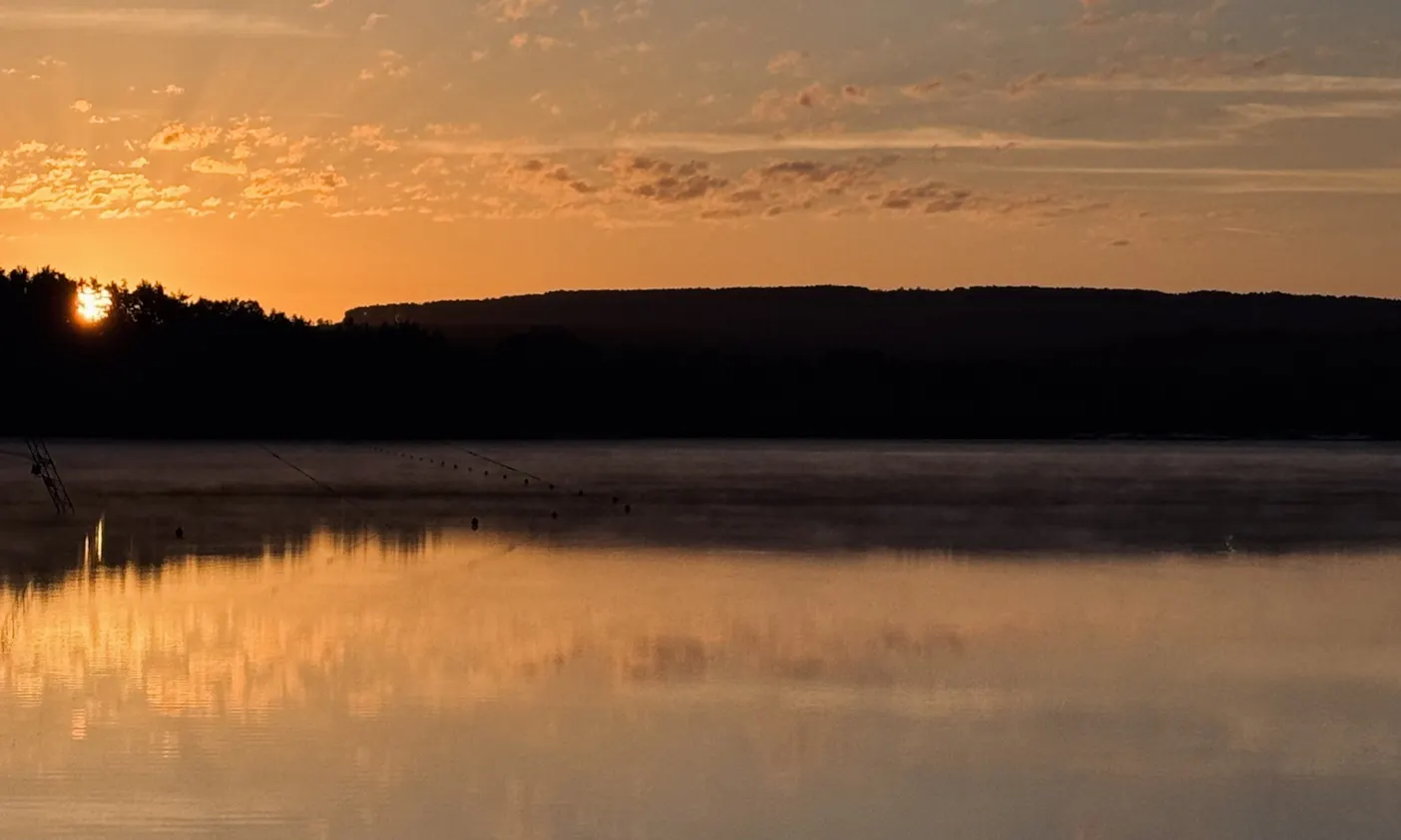Sonnenaufgang am Steinberger See in Bayern