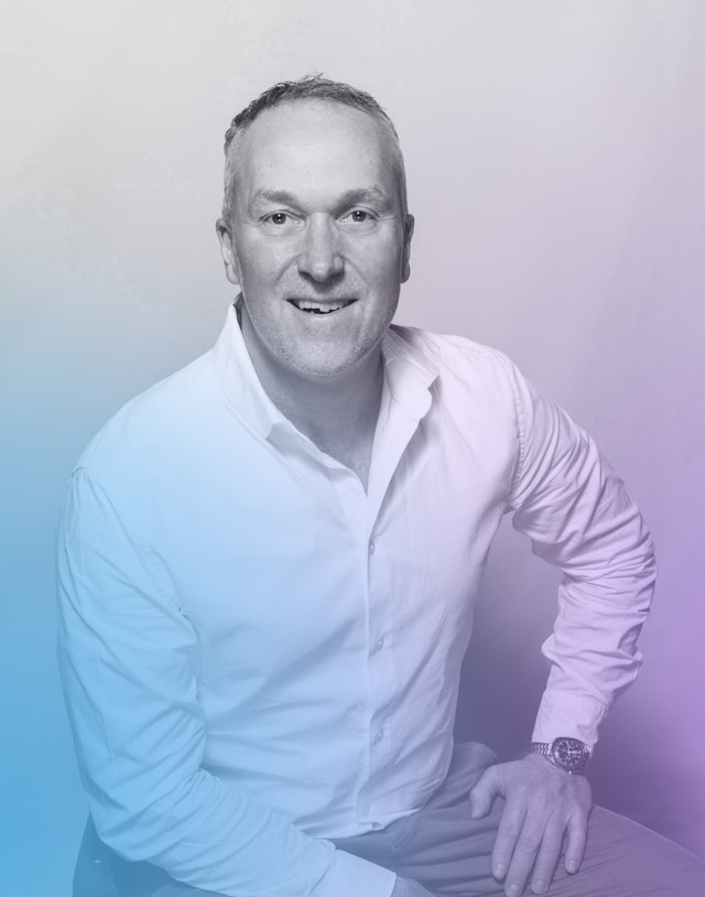 Porträt von Thomas Häuptli mit Farbverlauf