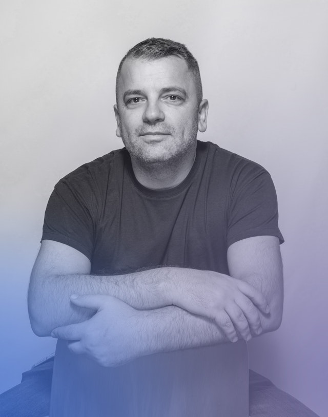 Porträt von Senard Bicaj mit Farbverlauf