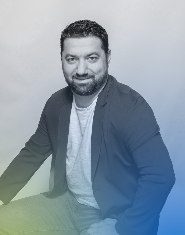 Porträt von Hasan Erkut mit Farbverlauf