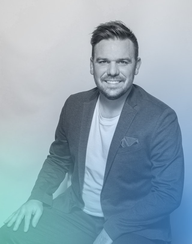 Porträt von Dario Sollberger mit Farbverlauf