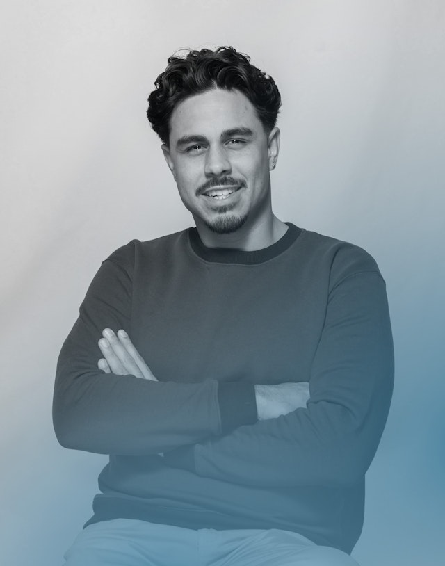 Porträt von Görkem Saydan mit Farbverlauf