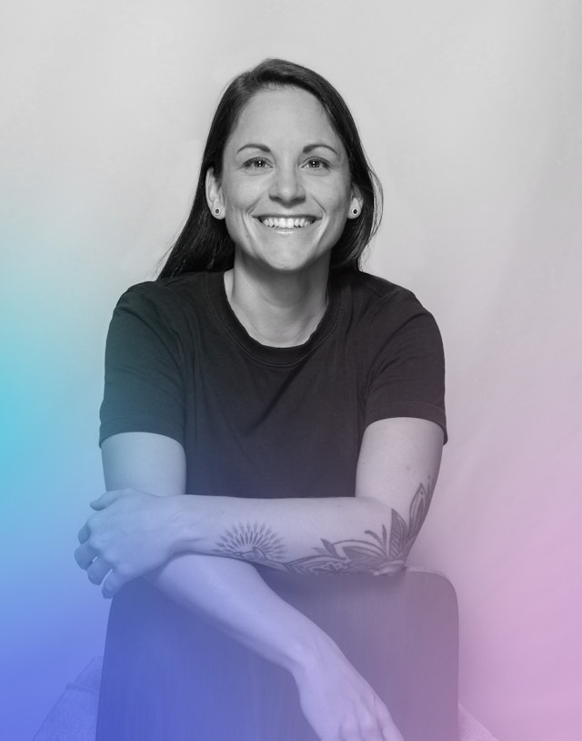 Porträt von Olivia Baumberger mit Farbverlauf