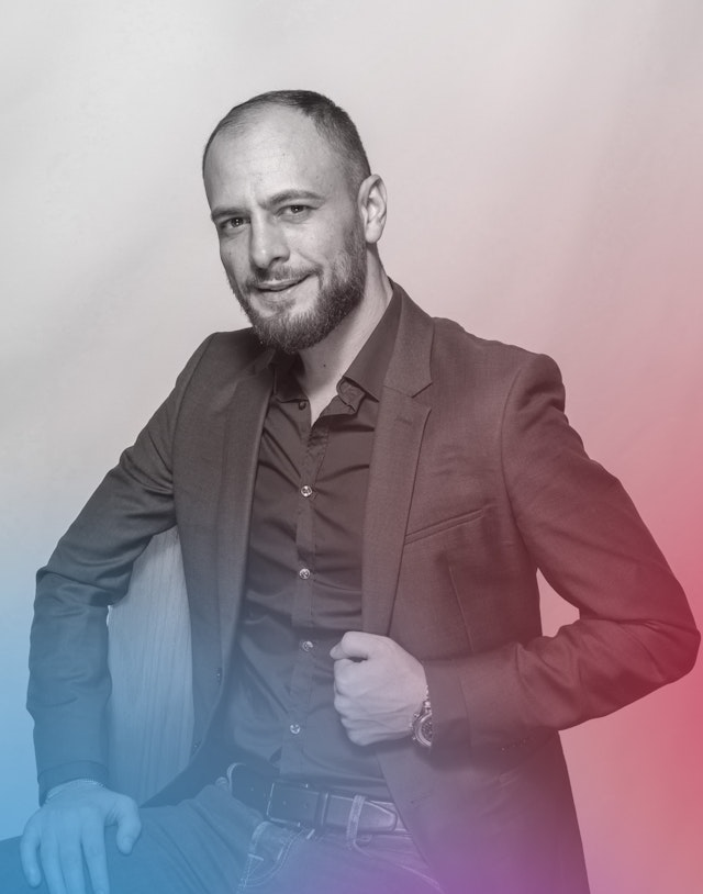 Porträt von Ilir Seferi mit Farbverlauf