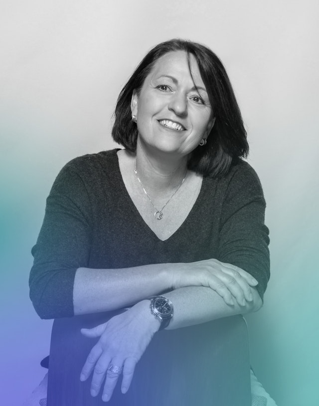 Porträt von Marina Kym mit Farbverlauf