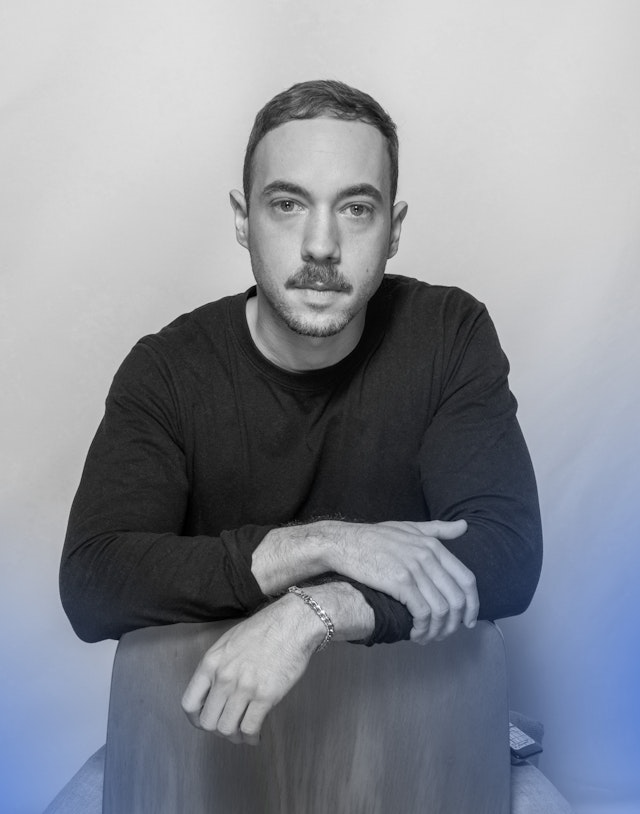 Porträt von Valentin Burri mit Farbverlauf