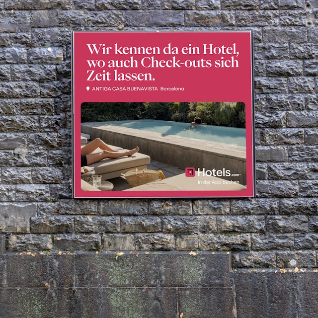 Ein Werbeplakat für ein Hotel verspricht einen entspannten Urlaub.