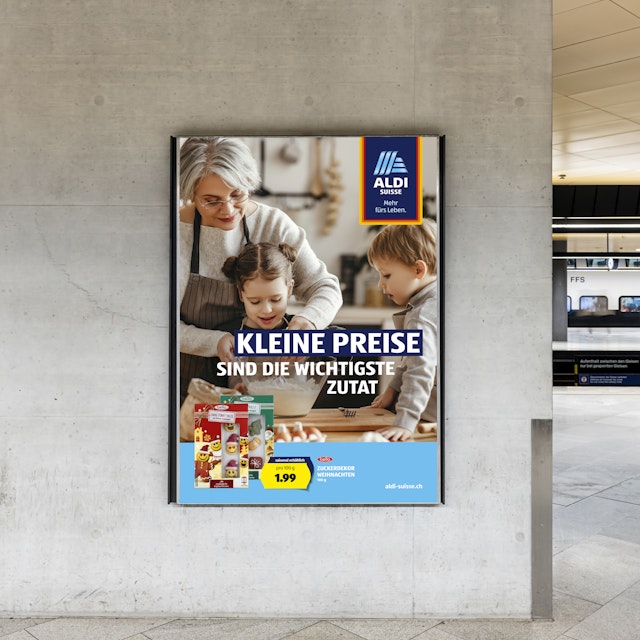 Ein Plakat in einem Untergrundbahnhof wirbt für Aldi mit dem Slogan 'Kleine Preise sind die wichtigste Zutat'.
