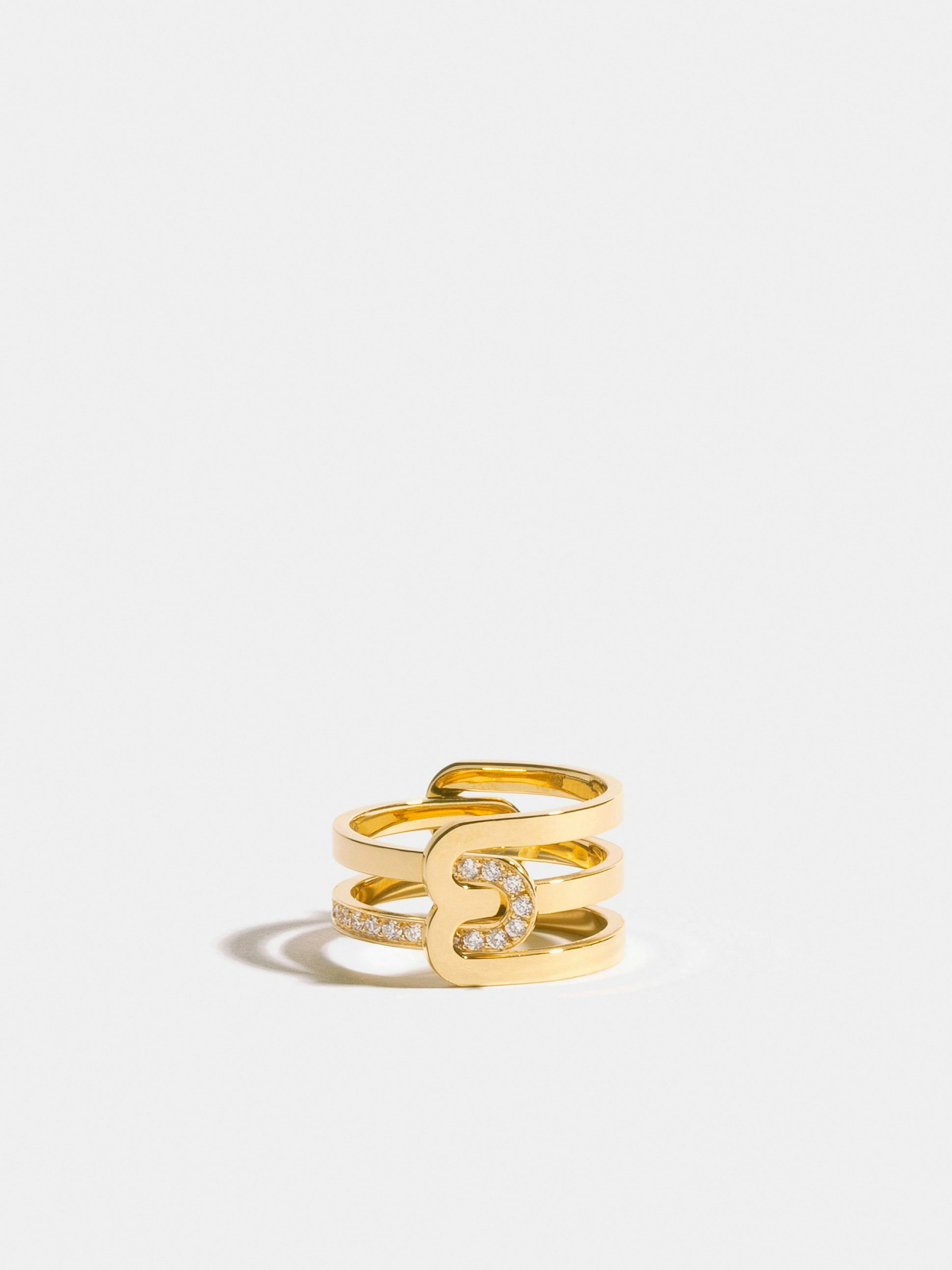 Bague Étreintes en Or jaune éthique 18 carats certifié Fairmined composée d'une demi-bague simple pavée de diamants de synthèse sur une ligne et d'une demi-bague double finition poli-brillant.