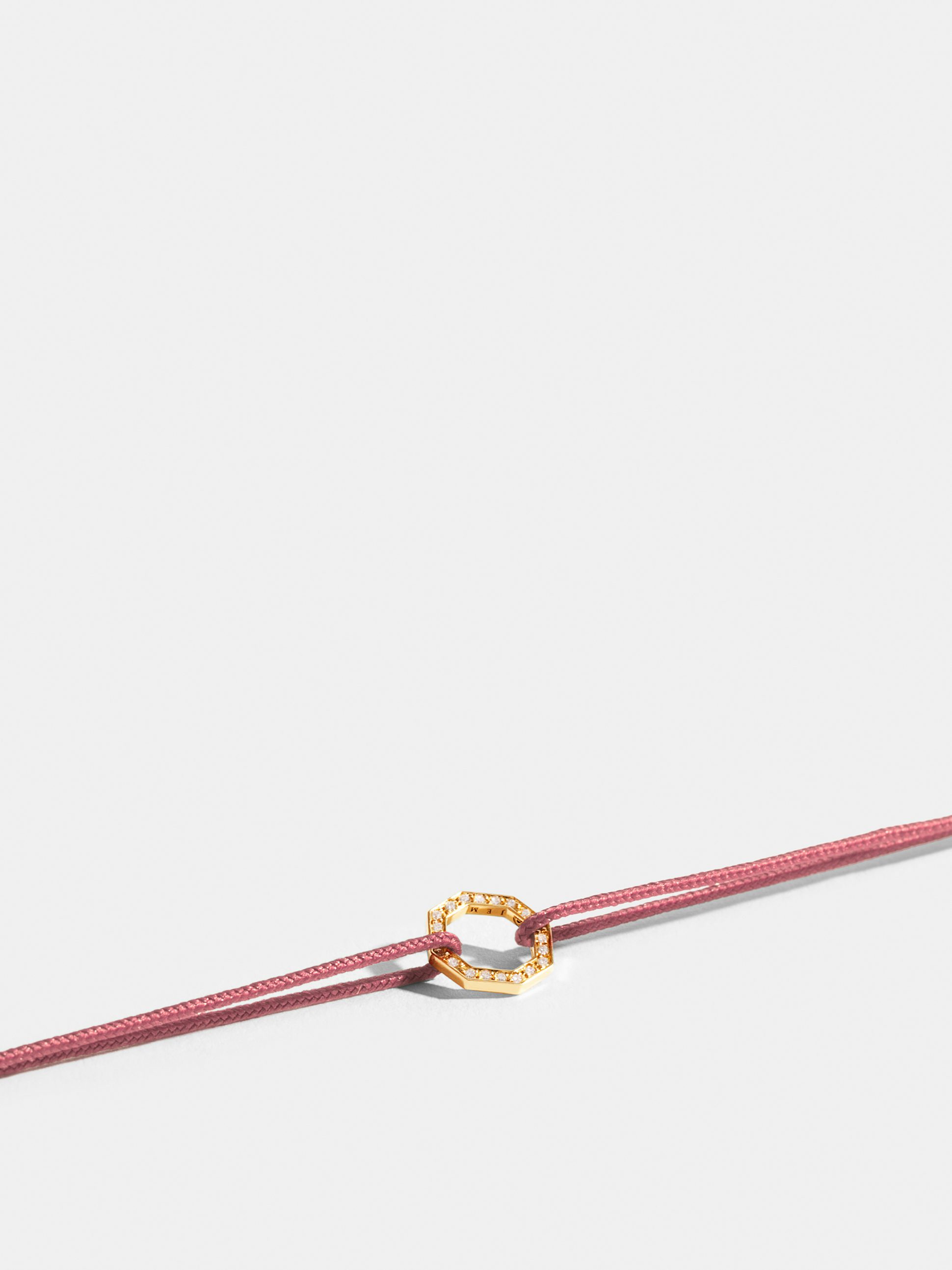Motif Octogone en Or jaune éthique 18 carats certifié Fairmined et pavé de diamants de synthèse, sur cordon vieux rose. 