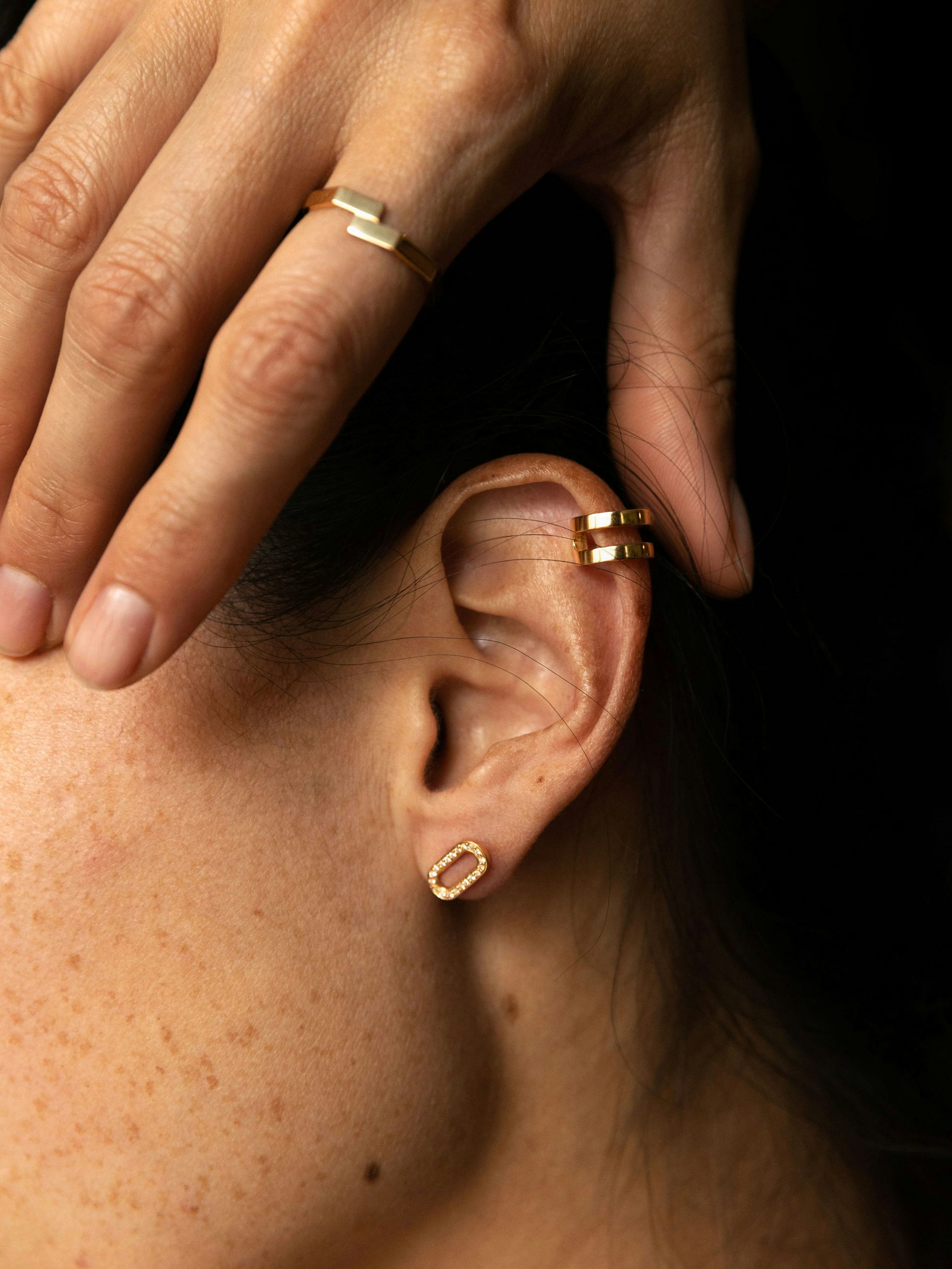 Puce d'oreille Étreintes en Or jaune éthique 18 carats certifié Fairmined et pavée de diamants de synthèse, l'unité. | JEM joaillerie durable