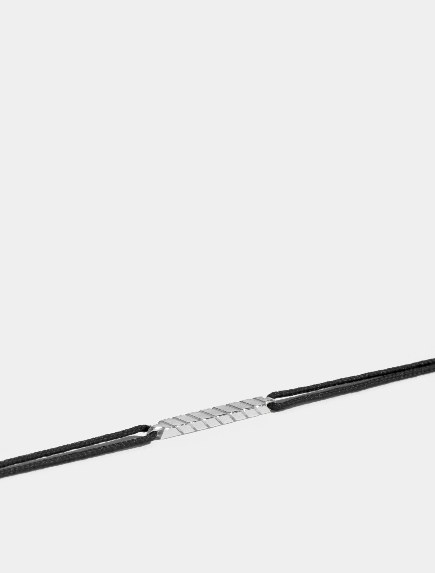 Motif Anagramme rainuré en Or blanc éthique 18 carats certifié Fairmined, sur cordon