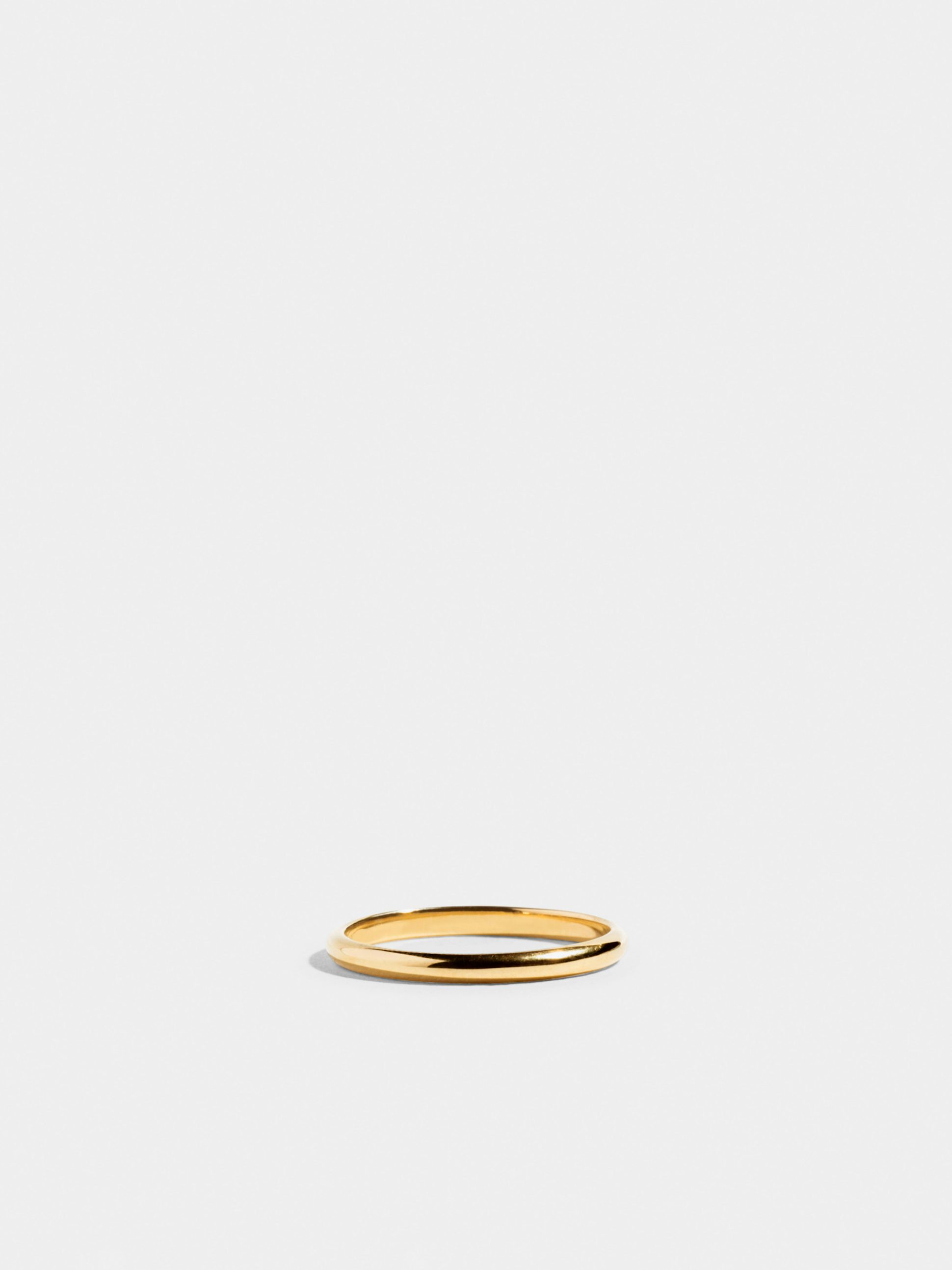Alliance demi-jonc en Or jaune éthique 18 carats certifié Fairmined sur une largeur de 2mm.