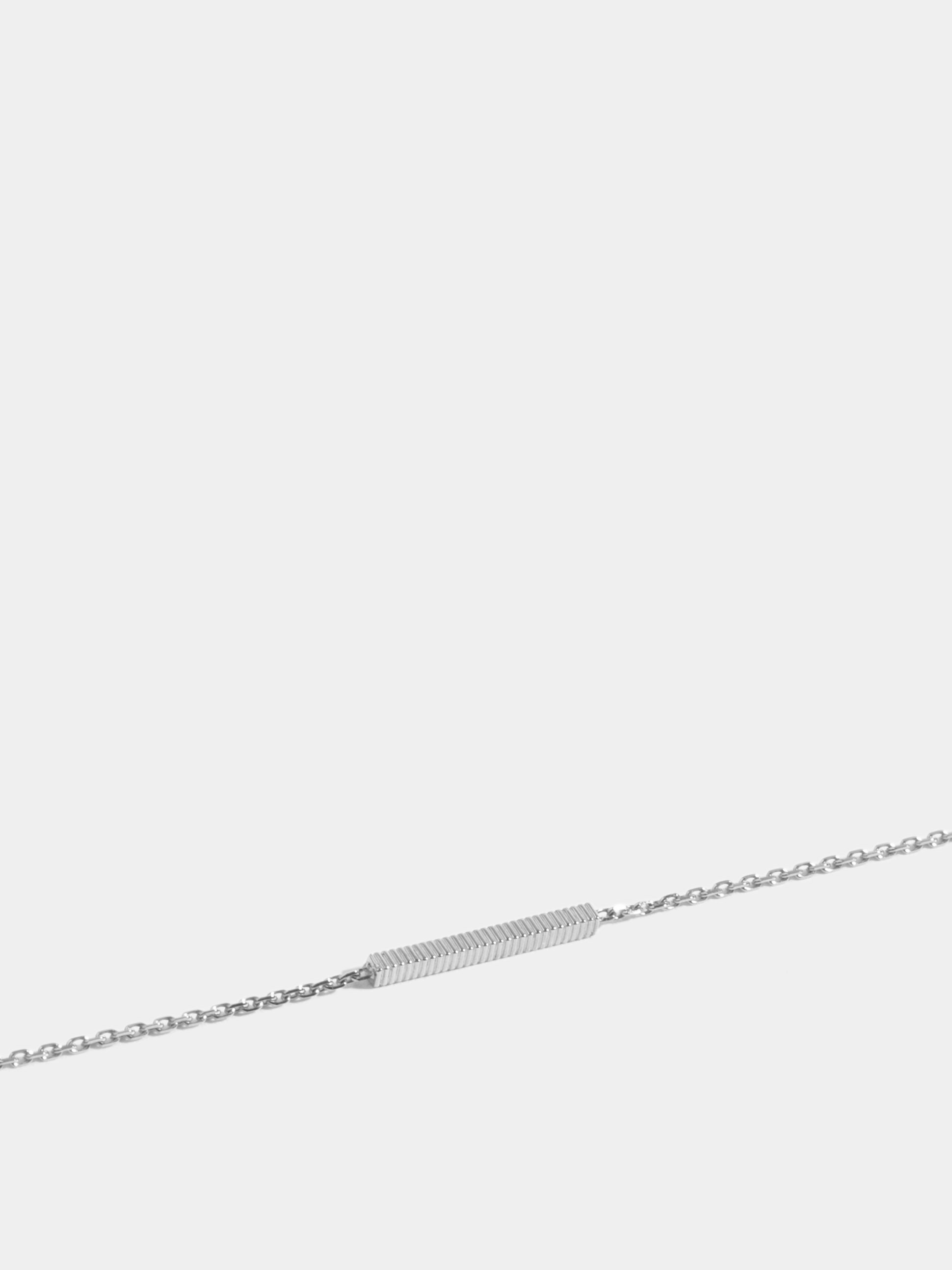 Motif Anagramme godronné en Or blanc éthique 18 carats certifié Fairmined, sur chaîne de 18 cm