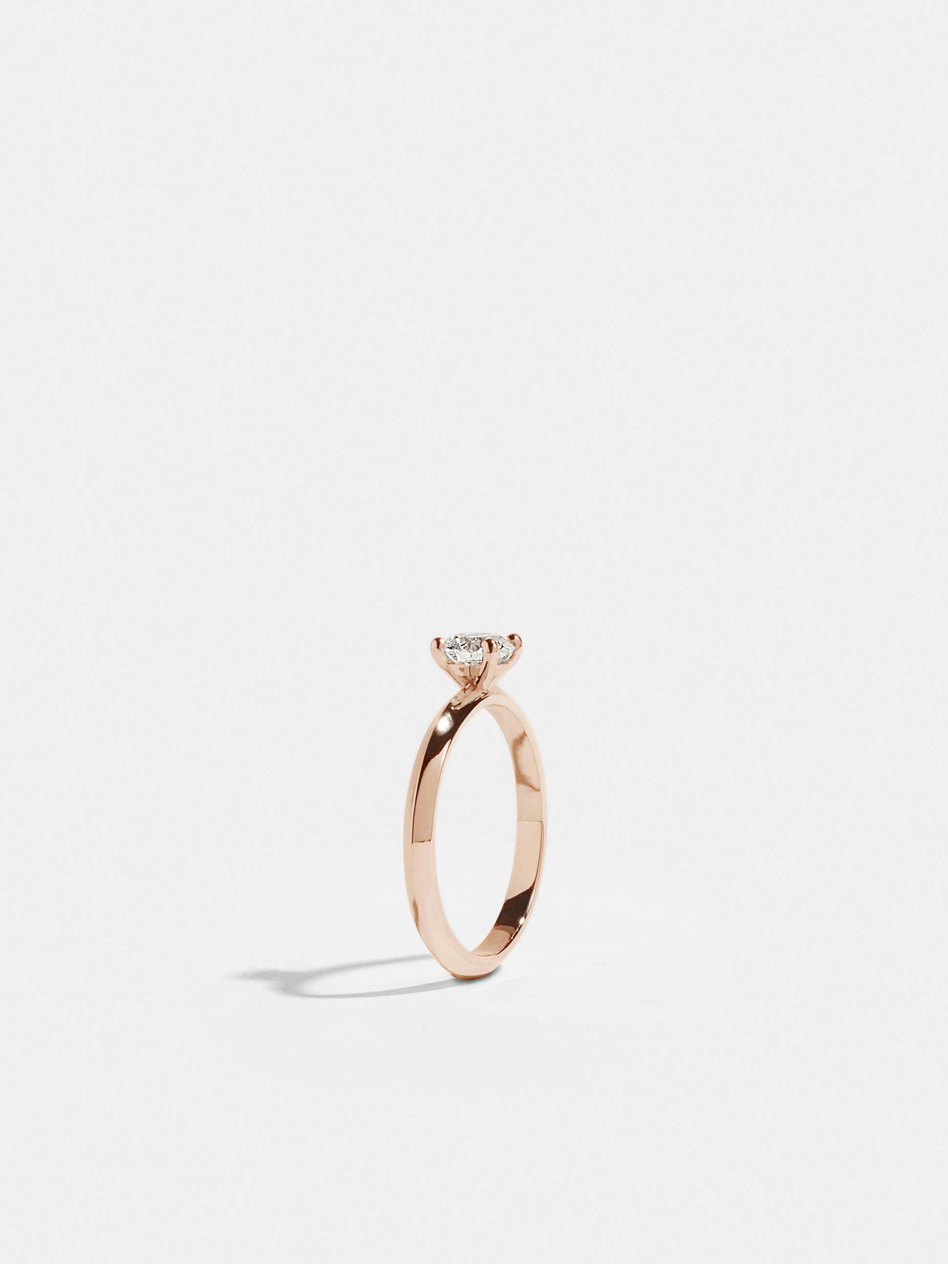 Solitaire Anagramme biseauté en Or rose éthique 18 carats certifié Fairmined serti d'un diamant de synthèse taille brillant de 0,50 carat | JEM joaillerie durable