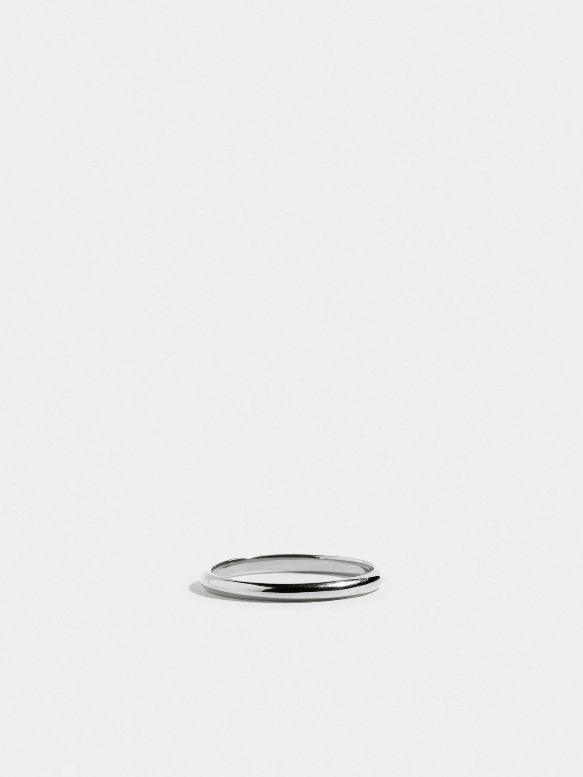 Alliance demi-jonc en Or blanc éthique 18 carats certifié Fairmined sur une largeur de 2mm.