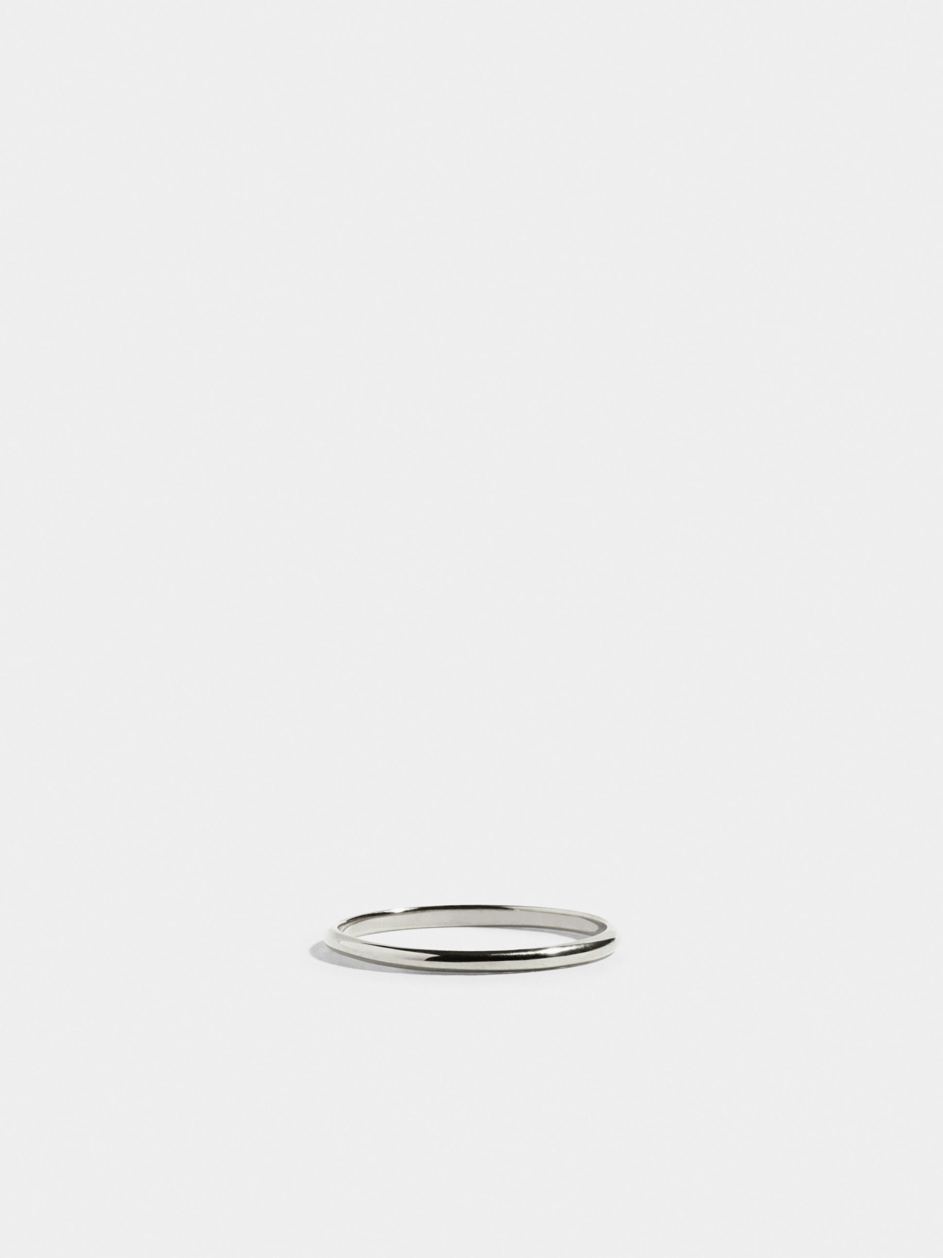 Alliance demi-jonc en Or blanc éthique 18 carats certifié Fairmined sur une largeur de 1,5mm.