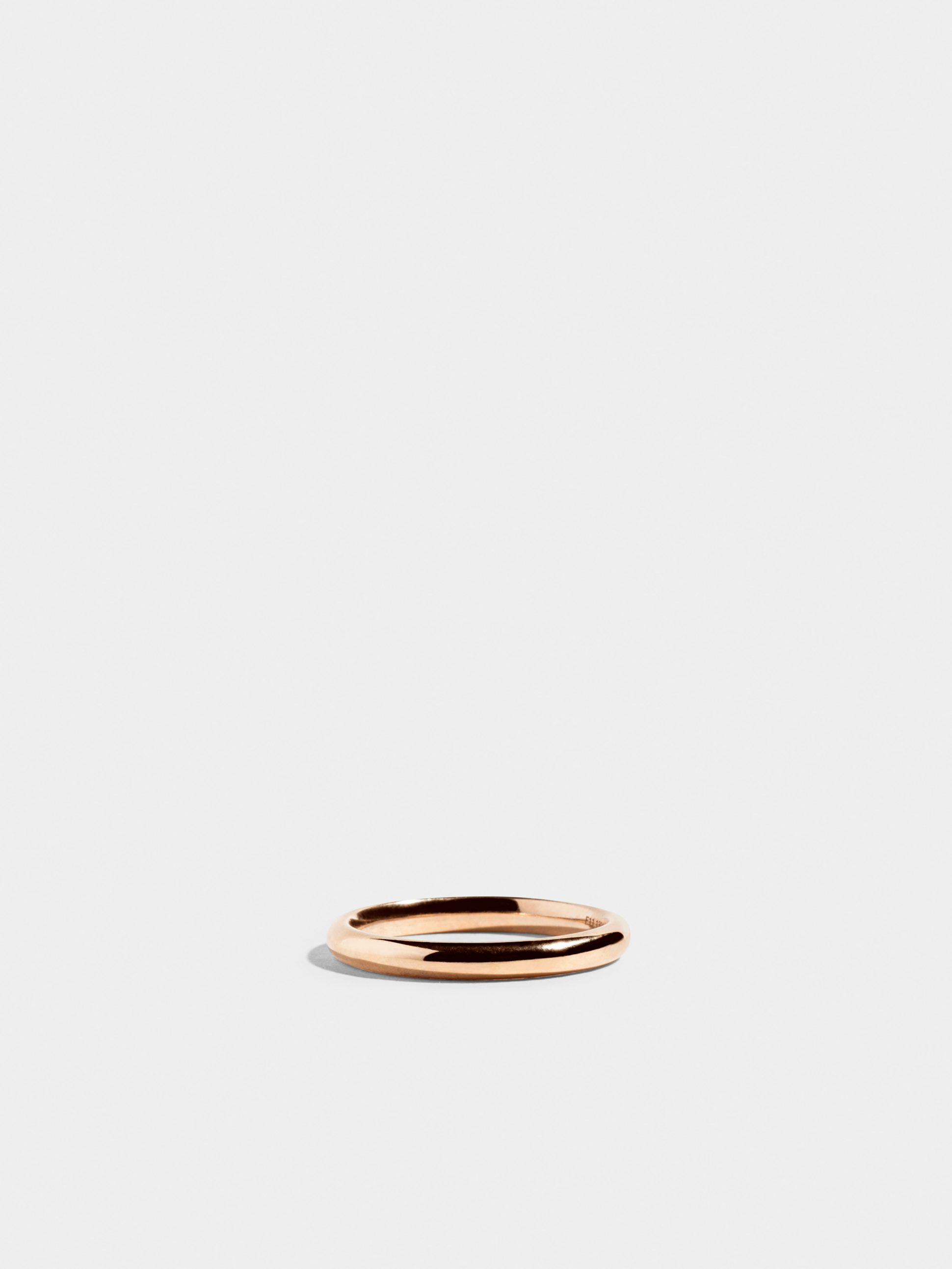 Alliance demi-jonc en Or rose éthique 18 carats certifié Fairmined sur une largeur de 3mm.