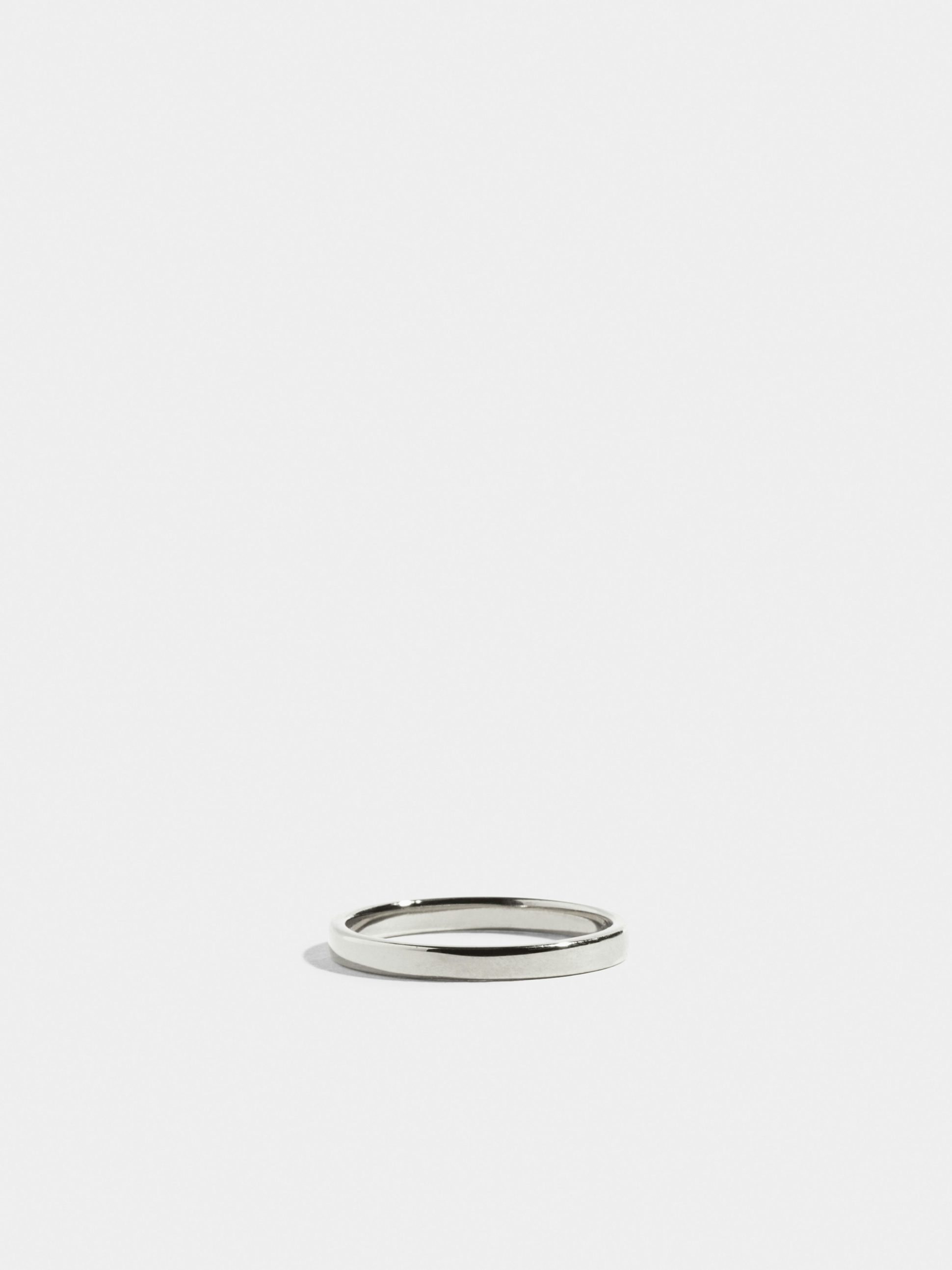 Alliance ruban plat en Or blanc éthique 18 carats certifié Fairmined sur une largeur de 2mm.