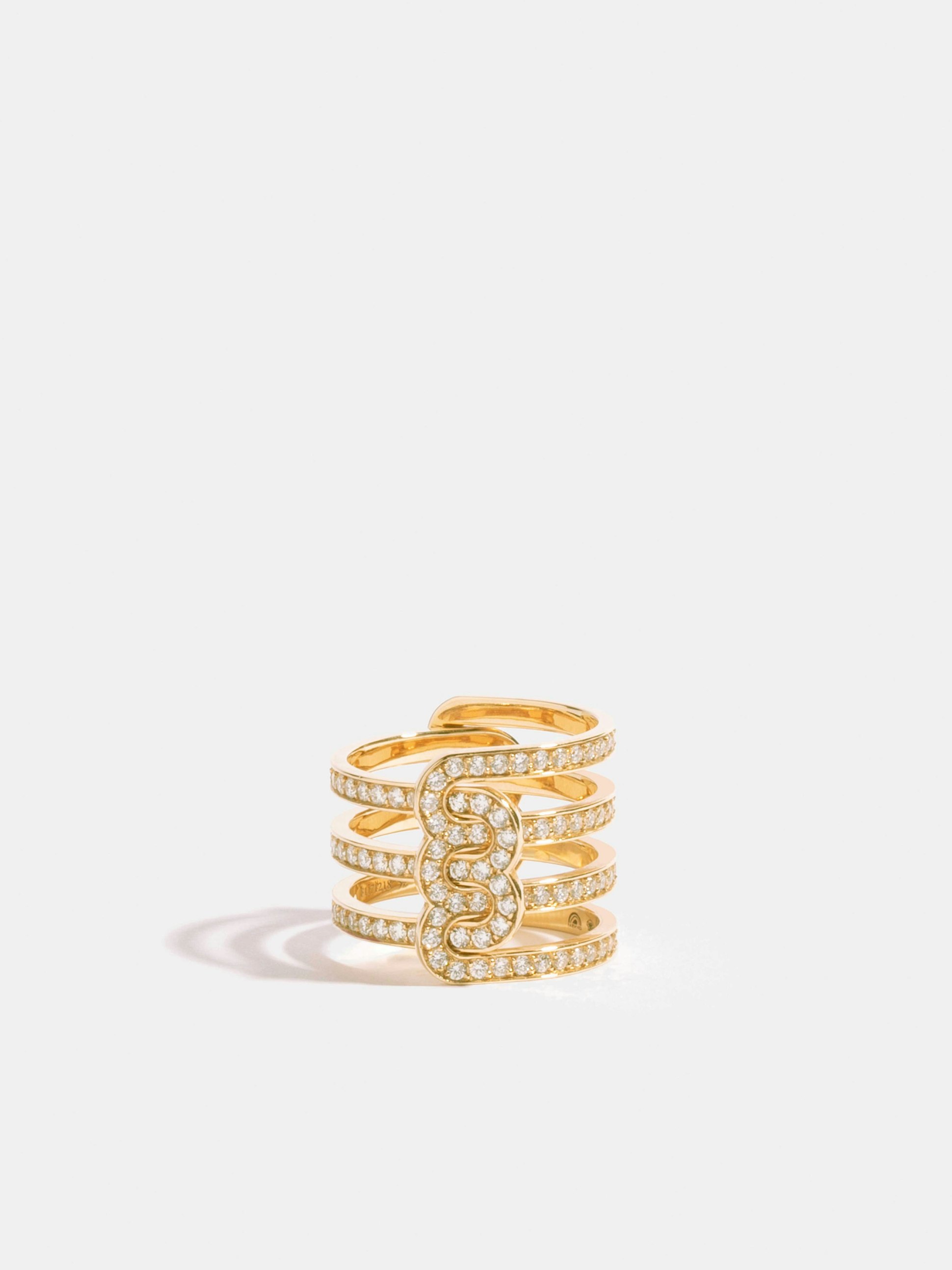 Bague Étreintes en Or jaune éthique 18 carats certifié Fairmined composée d'une demi-bague double pavée en entier de diamants de synthèse et d'une demi-bague triple pavée en entier de diamants de synthèse.