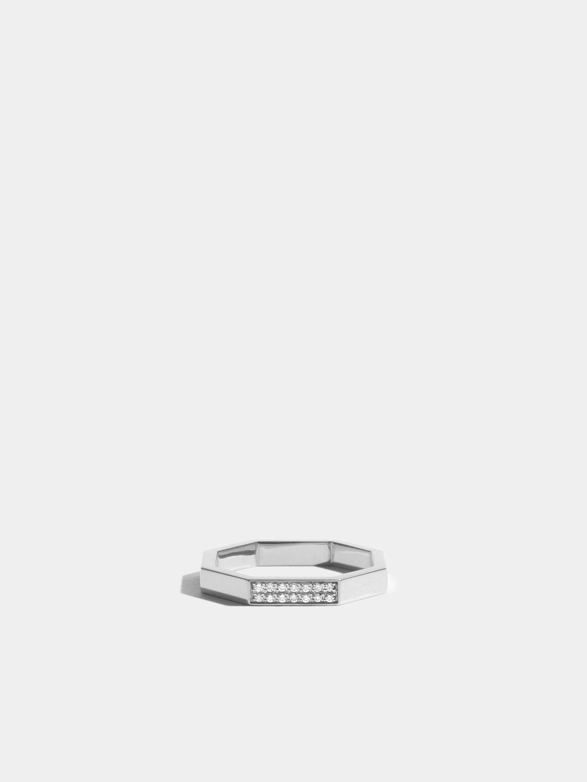 Bague Octogone simple en Or blanc éthique 18 carats certifié Fairmined et pavée de diamants de synthèse sur une face