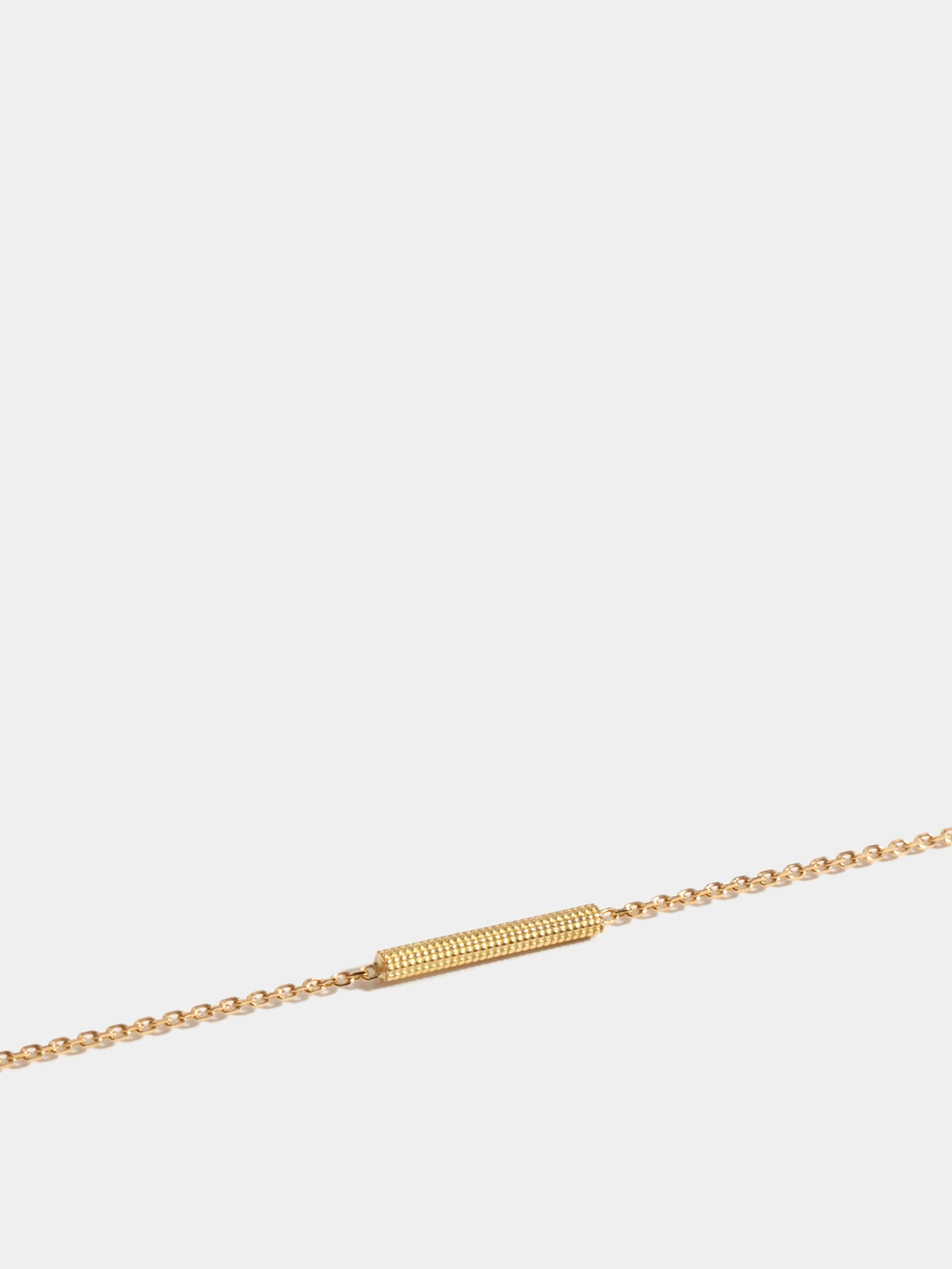 Motif Anagramme millegrains en Or jaune éthique 18 carats certifié Fairmined, sur chaîne de 18 cm.