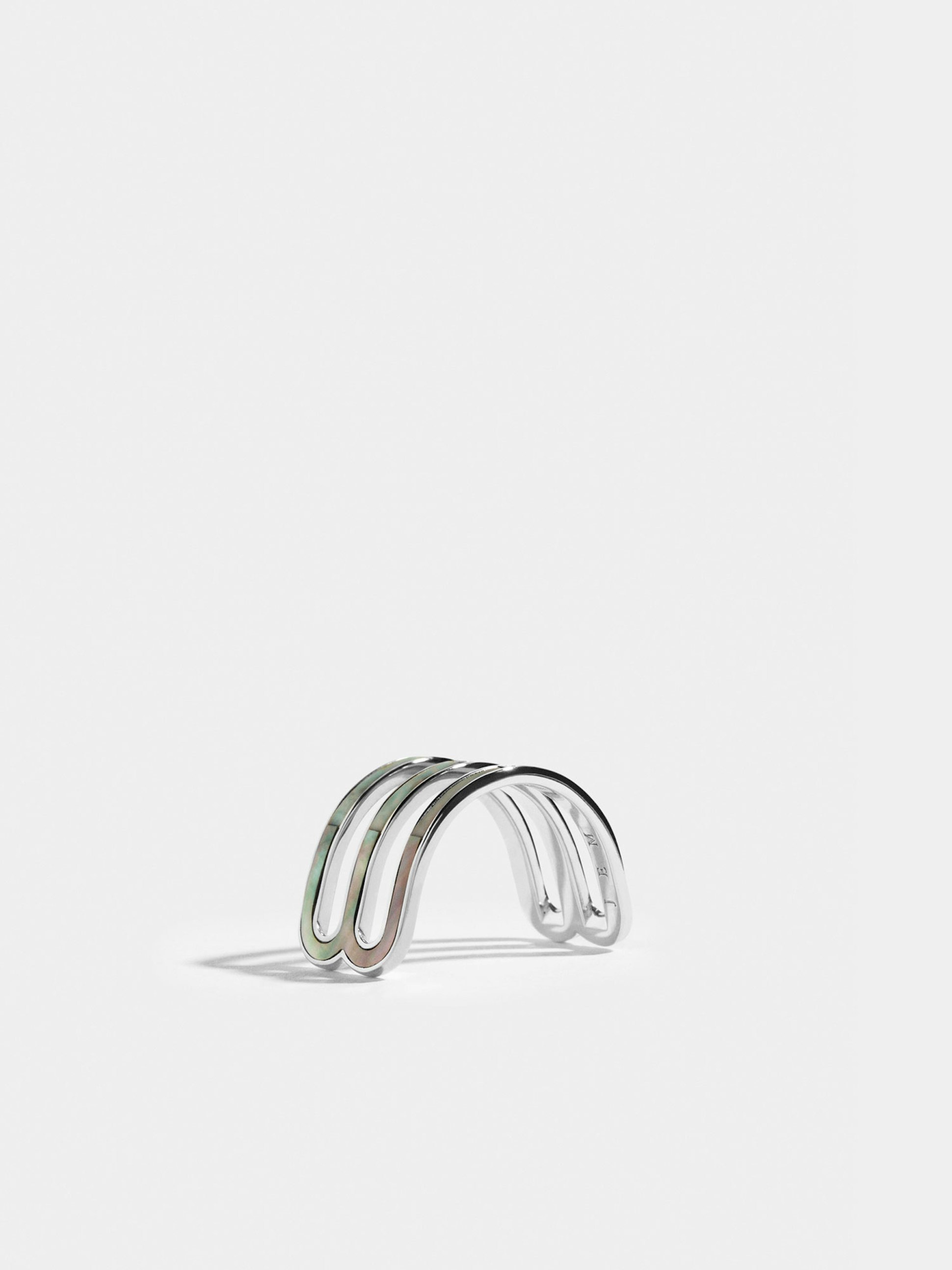 Demi-bague double Étreintes en Or blanc éthique 18 carats certifié Fairmined, marquetée de nacre verte. 