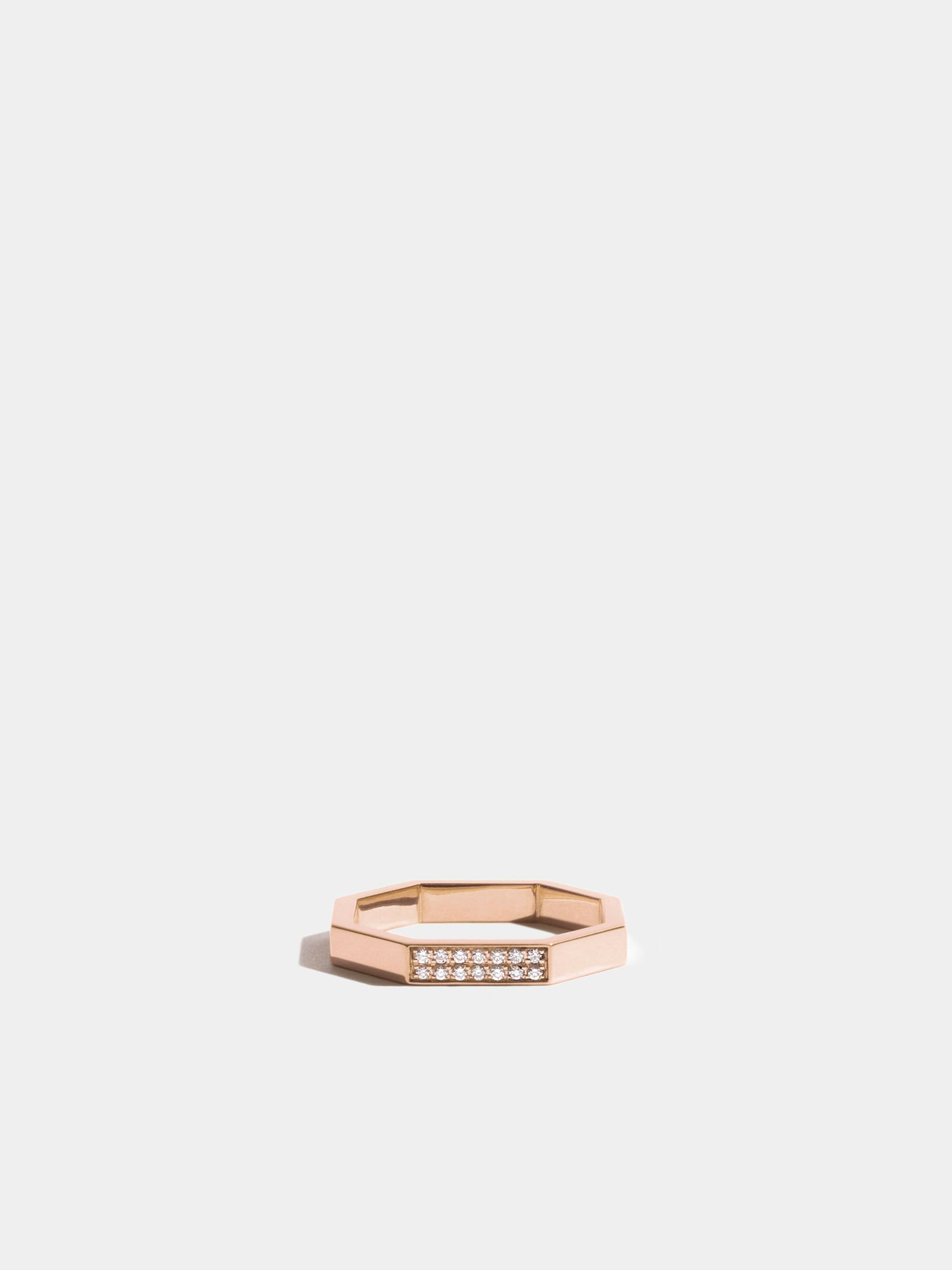 Bague Octogone simple en Or rose éthique 18 carats certifié Fairmined et pavée de diamants de synthèse sur une face