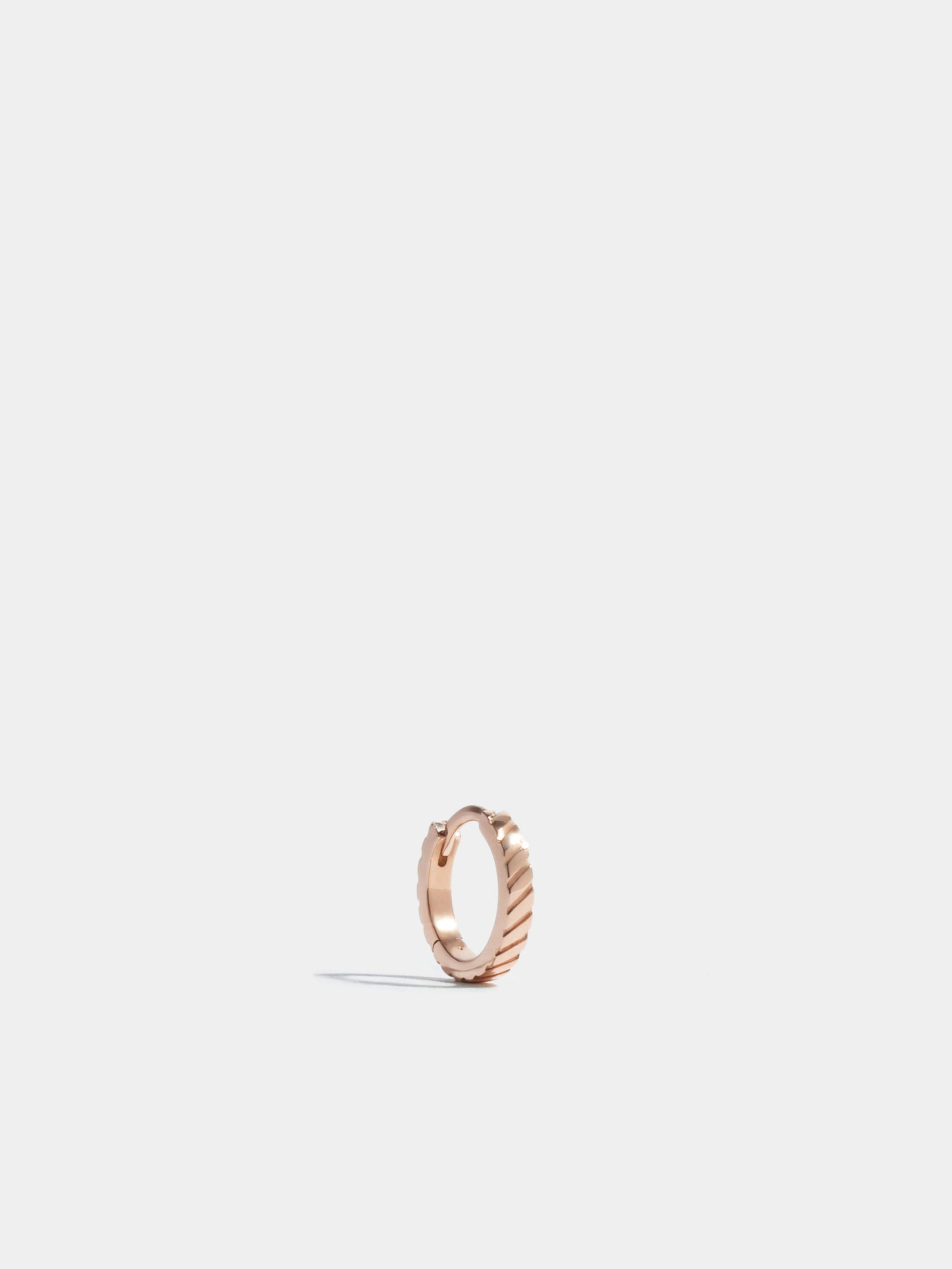 Mono boucle d'oreille Anagramme rainurée en Or rose éthique 18 carats certifié Fairmined