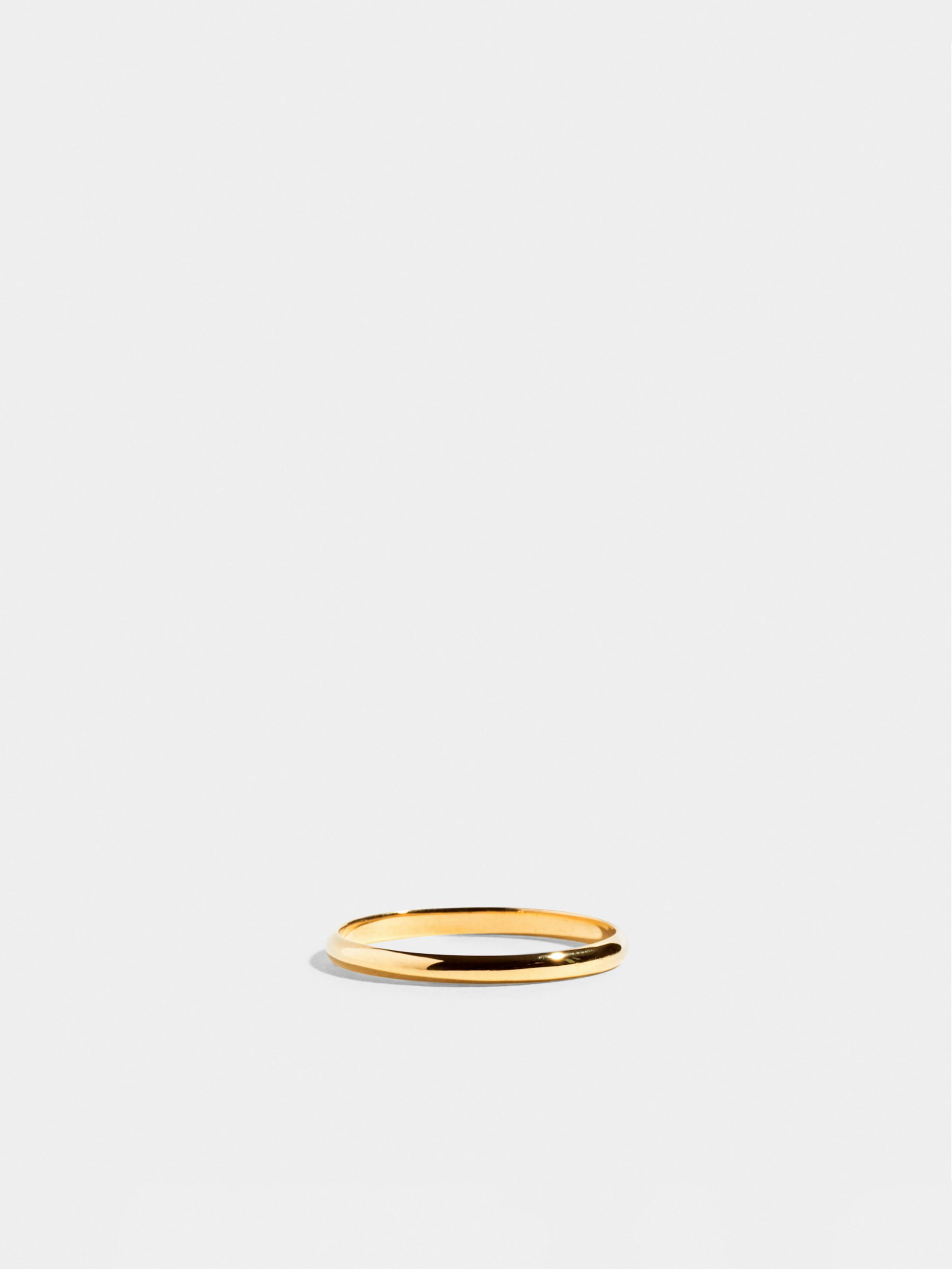 Alliance ruban bombé en Or jaune éthique 18 carats certifié Fairmined sur une largeur de 2mm.