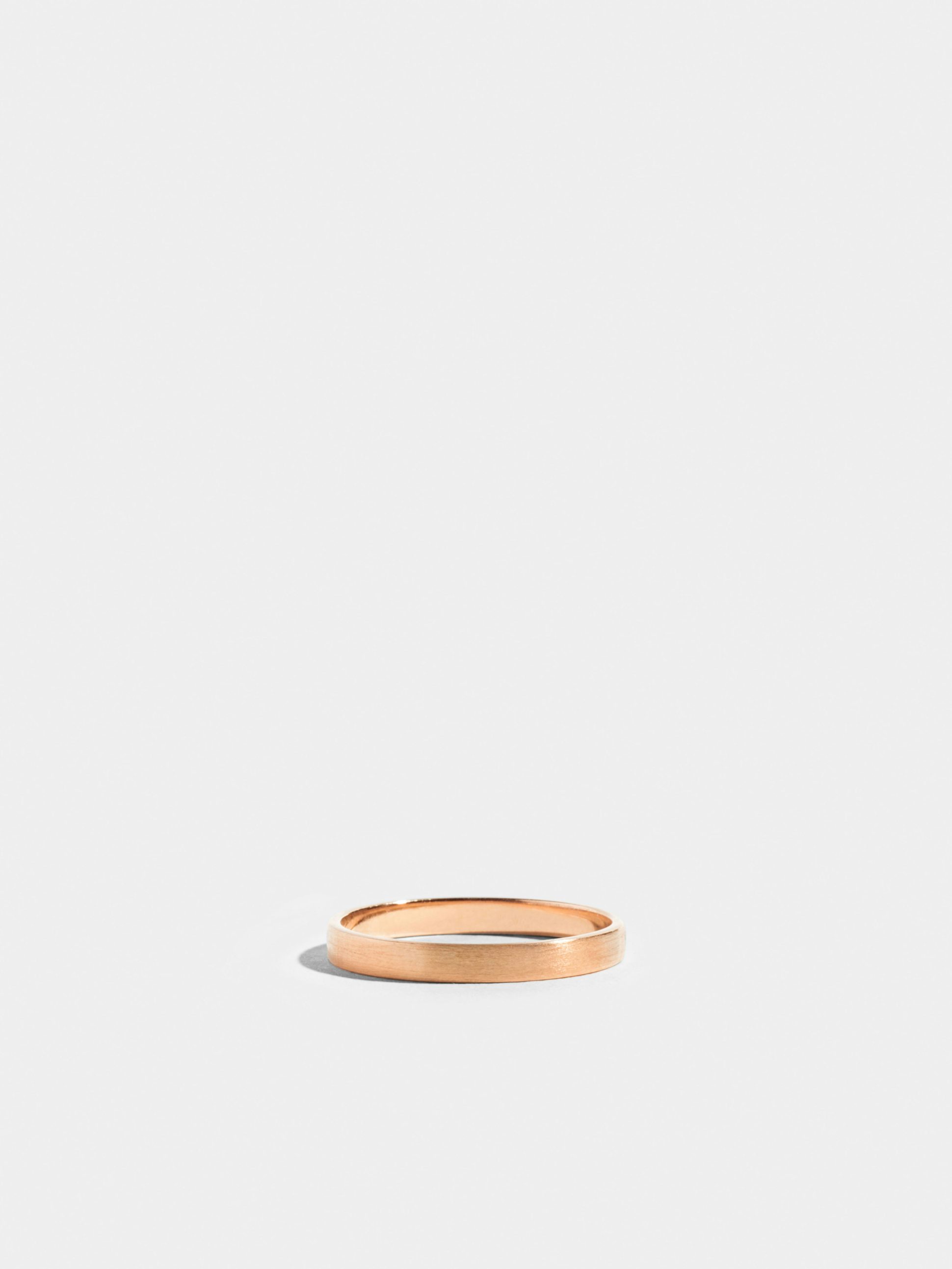 Alliance ruban plat brossée en Or rose éthique 18 carats certifié Fairmined sur une largeur de 2,5mm.