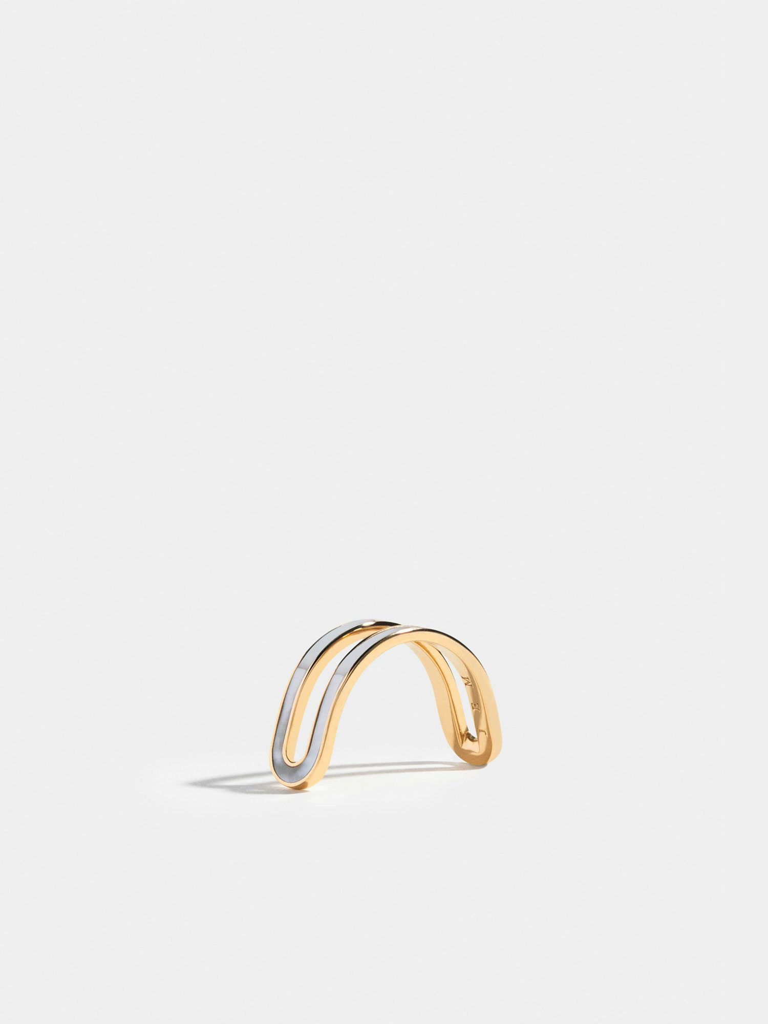 Demi-bague simple Étreintes en Or jaune éthique 18 carats certifié Fairmined, marquetée de nacre blanche.