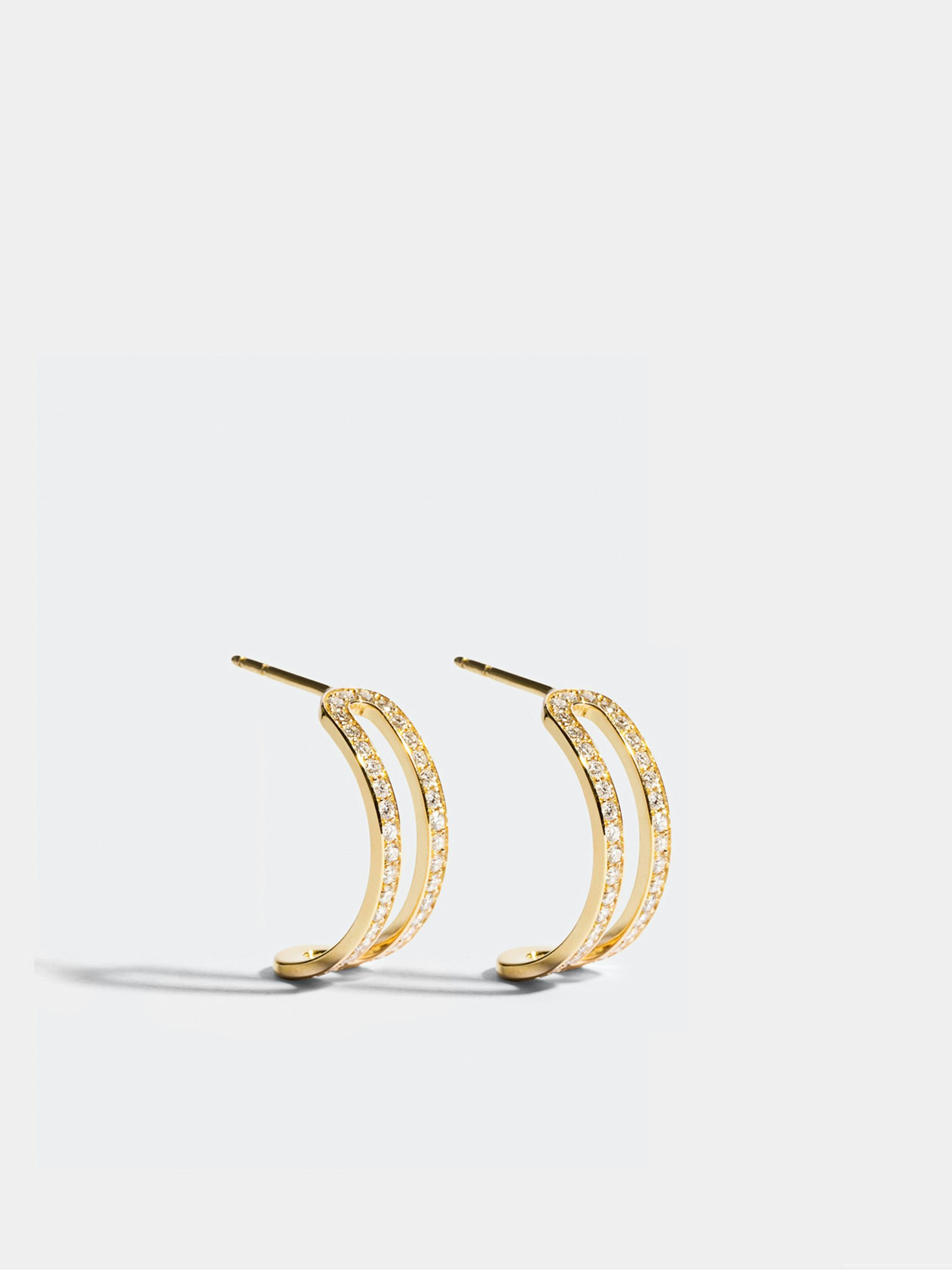 Boucles d'oreilles Étreintes en Or jaune éthique 18 carats certifié Fairmined et pavées de diamants de synthèse.