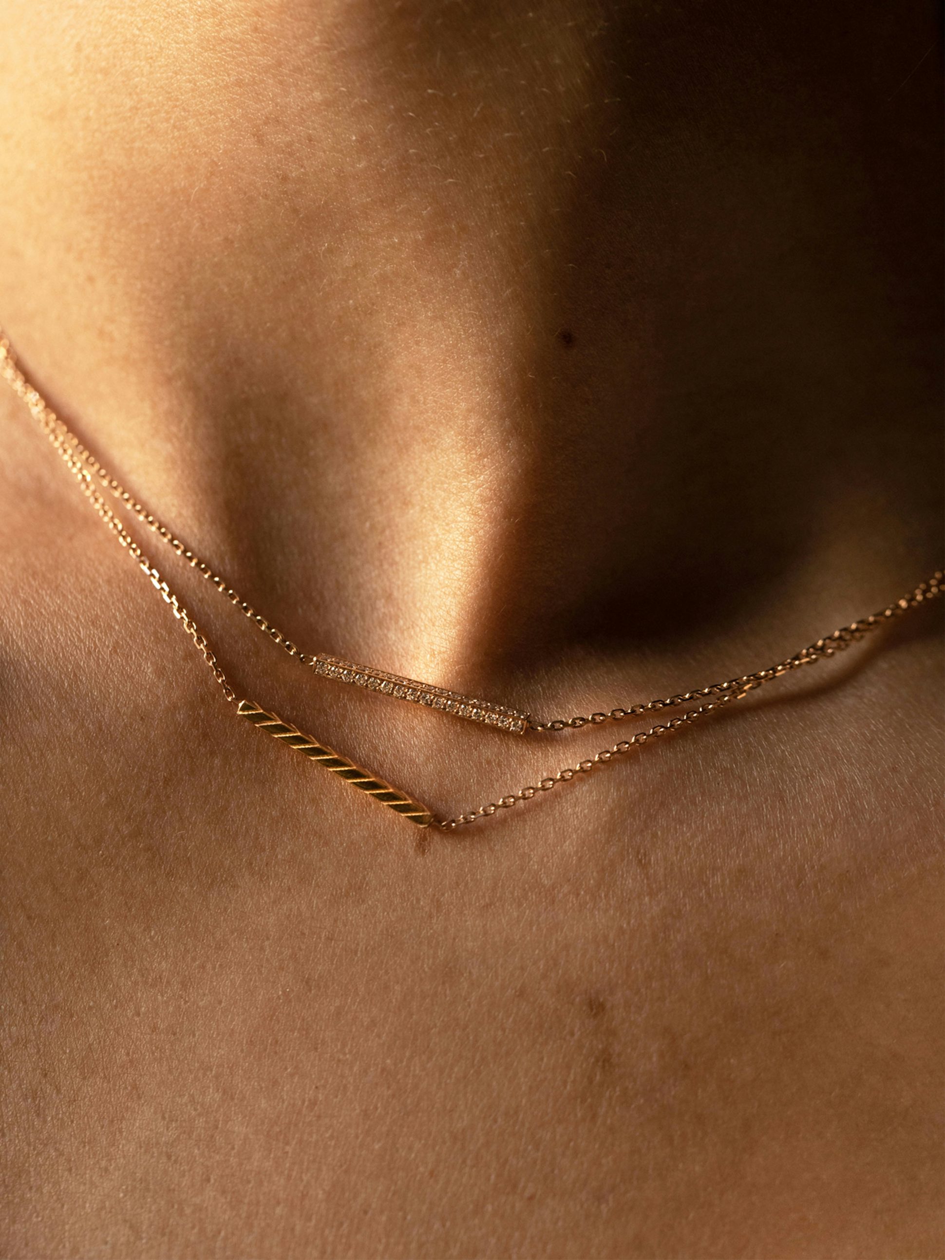 Motif Anagramme paved flat ribbon in yellow gold 18k Fairmined ethical, on 42 cm chain
