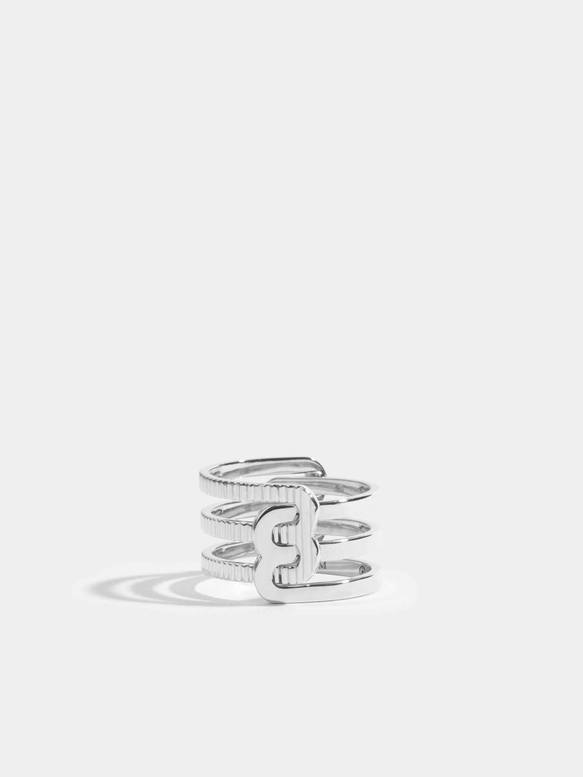 Bague Étreintes en Or blanc éthique 18 carats certifié Fairmined composée d'une demi-bague double finition poli-brillant et d'une demi-bague double finition godronnée.