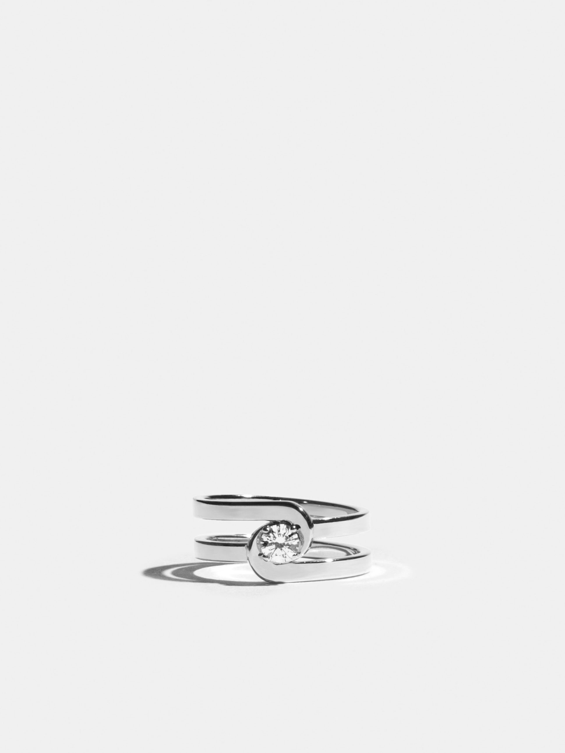 Solitaire Etreintes en Or blanc éthique 18 carats certifié Fairmined serti d'un diamant de synthèse taille brillant de 0,30 carat (qualité GVS)