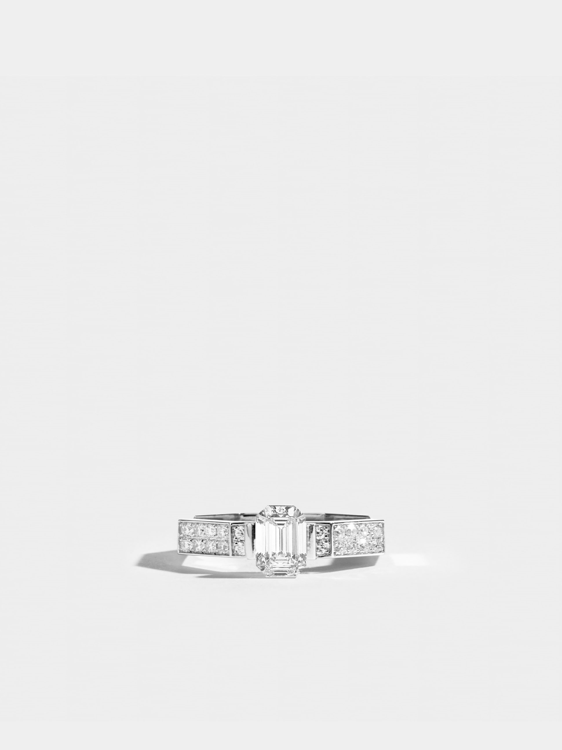Solitaire Octogone en Or blanc éthique 18 carats certifié Fairmined serti d'un diamant de synthèse taille émeraude, à partir de 0,5 carat et pavé de diamants de synthèse (qualité GVS)
