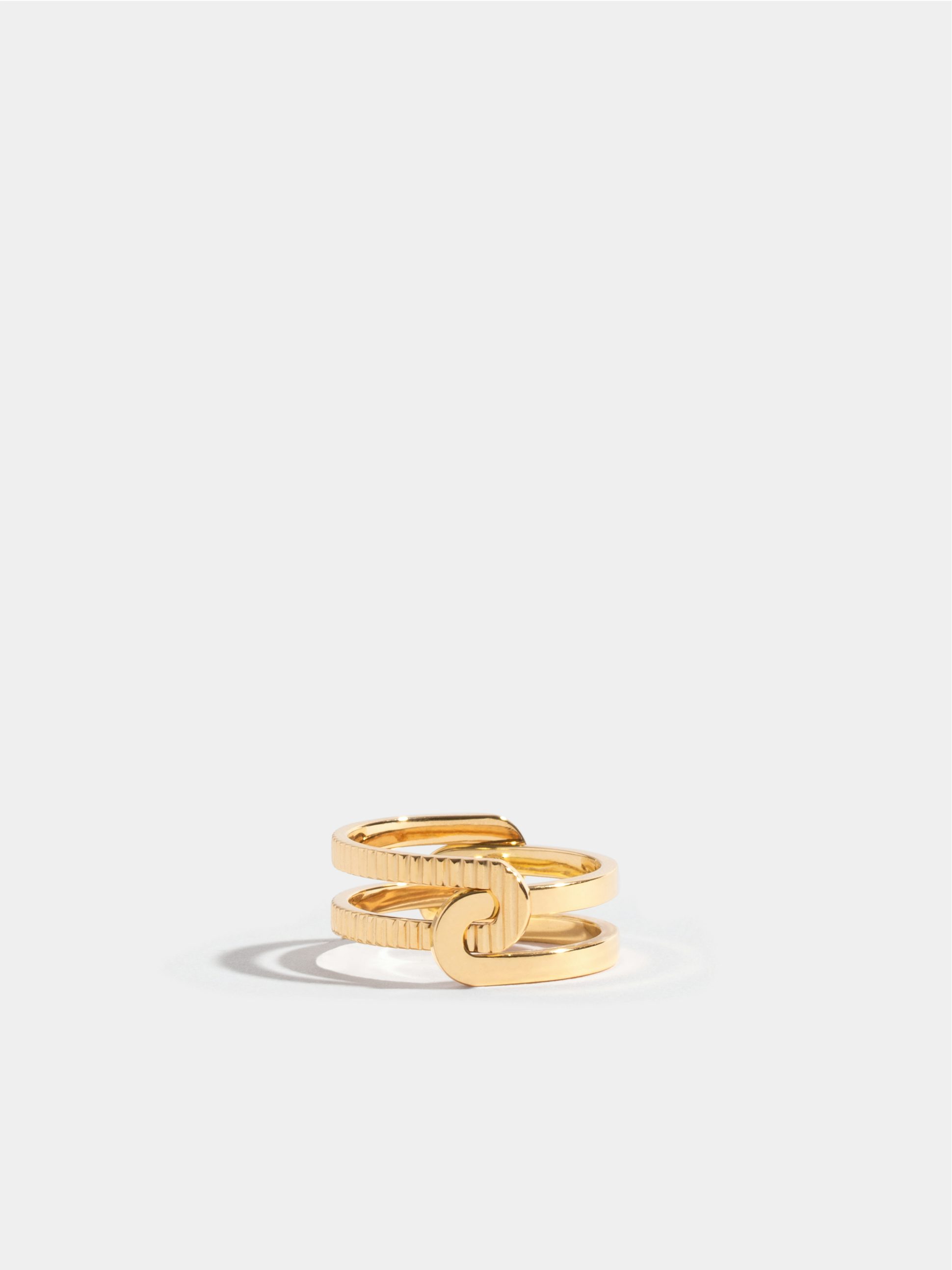 Bague Étreintes simple en Or jaune éthique 18 carats certifié Fairmined composée d'une demi-bague simple godronnée et d'une demi-bague simple poli-brillant.