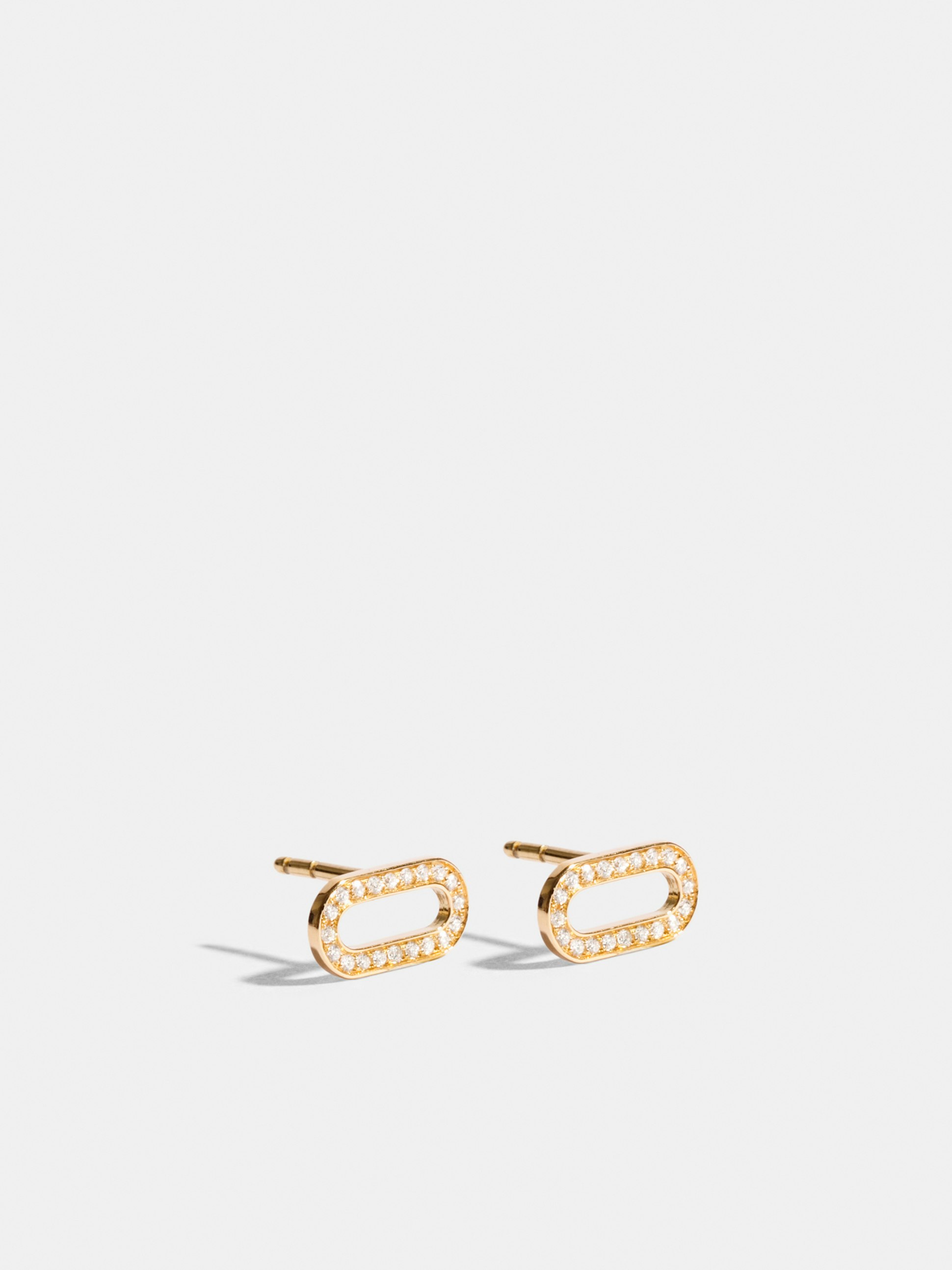 Étreintes ear clip paved in 18k Fairmined ethical yellow gold, paved with lab-grown diamonds, the pair.