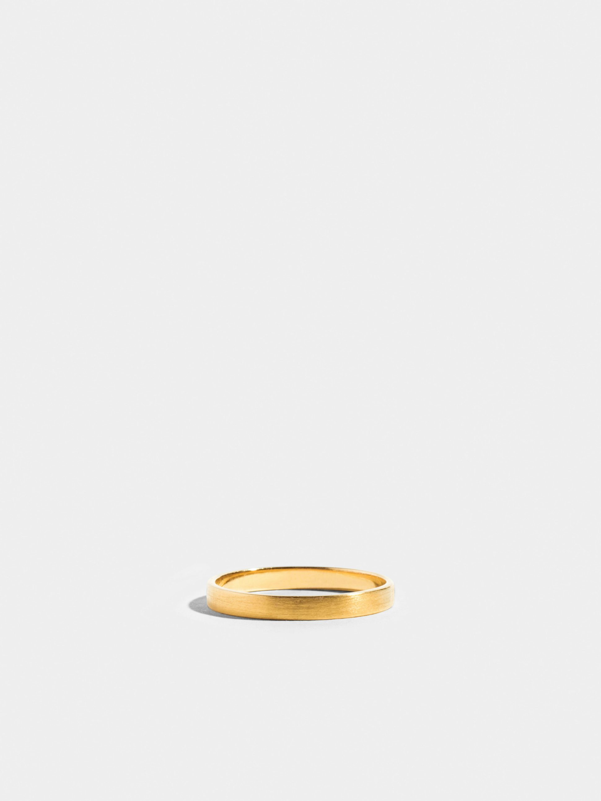 Alliance ruban plat brossée en Or jaune éthique 18 carats certifié Fairmined sur une largeur de 2,5mm.