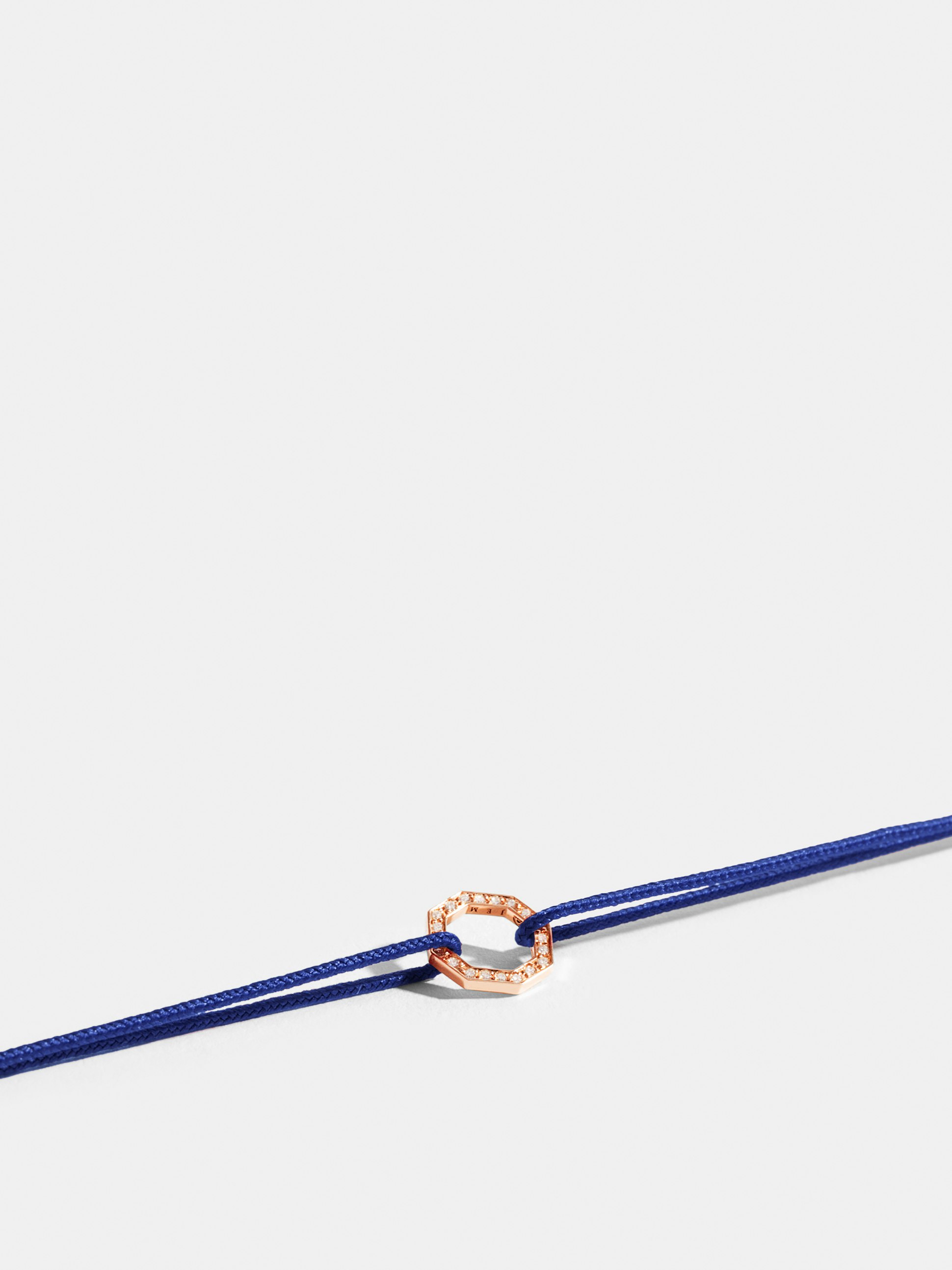 Motif Octogone en Or rose éthique 18 carats certifié Fairmined et pavé de diamants de synthèse, sur cordon bleu klein.