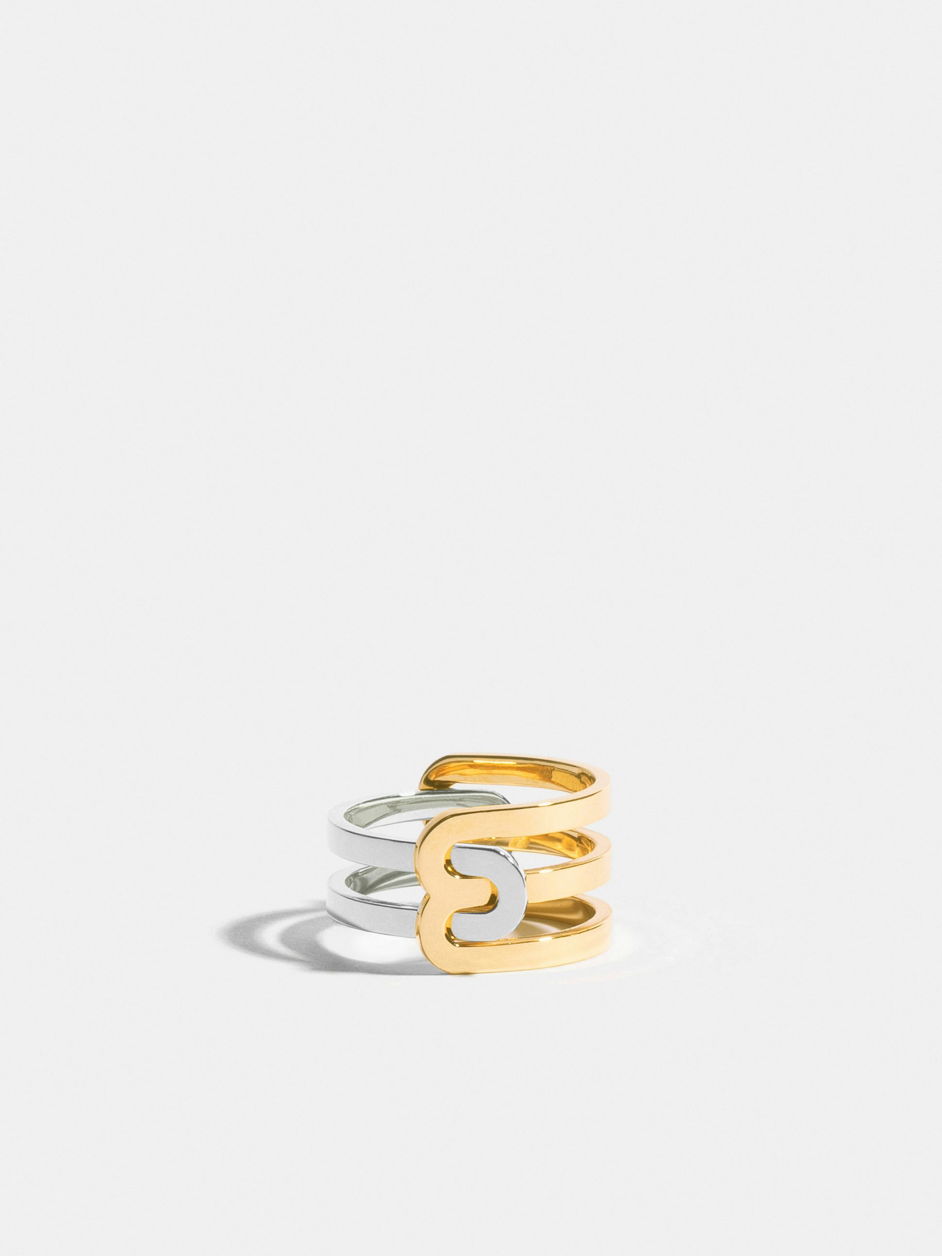 Bague Étreintes en Or blanc et jaune éthique 18 carats certifié Fairmined composée d'une demi-bague simple finition poli-brillant et d'une demi-bague double finition poli-brillant.