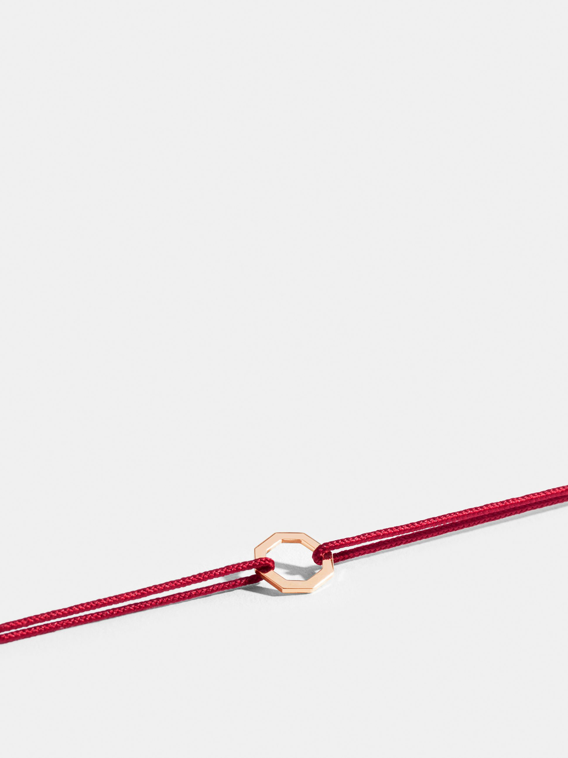 Motif Octogone en Or rose éthique 18 carats certifié Fairmined, sur cordon rouge carmin.